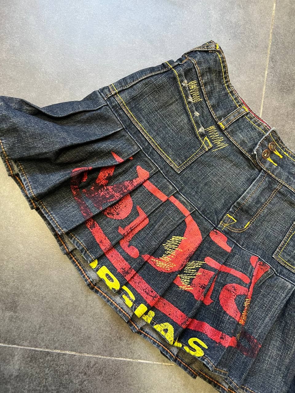Von Dutch VINTAGE RARE VON DUTCH PLEATED PRINTED MINI SKIRT Size 28" / US 6 / IT 42 - 4 Thumbnail