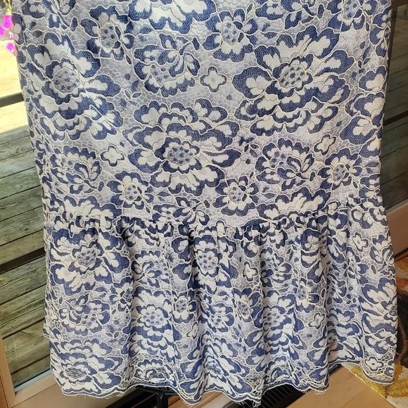 Designer BCBGMAXAZRIA Blue Floral Lace Lined Midi Sz. 10 Skirt Size 32" / US 10 / IT 46 - 2 Thumbnail