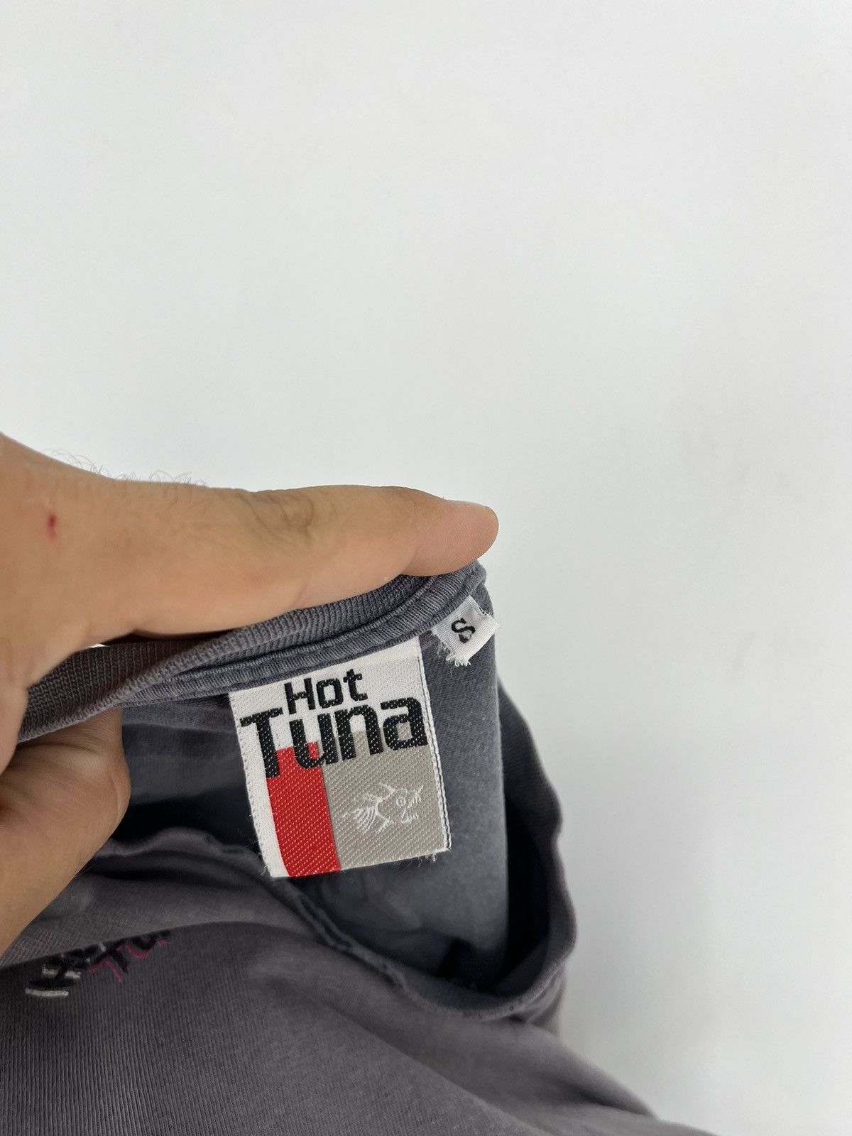 Hot Tuna Vintage 90s Hot Tuna USA Surfboarding Grey Faded TShirt Size US S / EU 44-46 / 1 - 14 Thumbnail