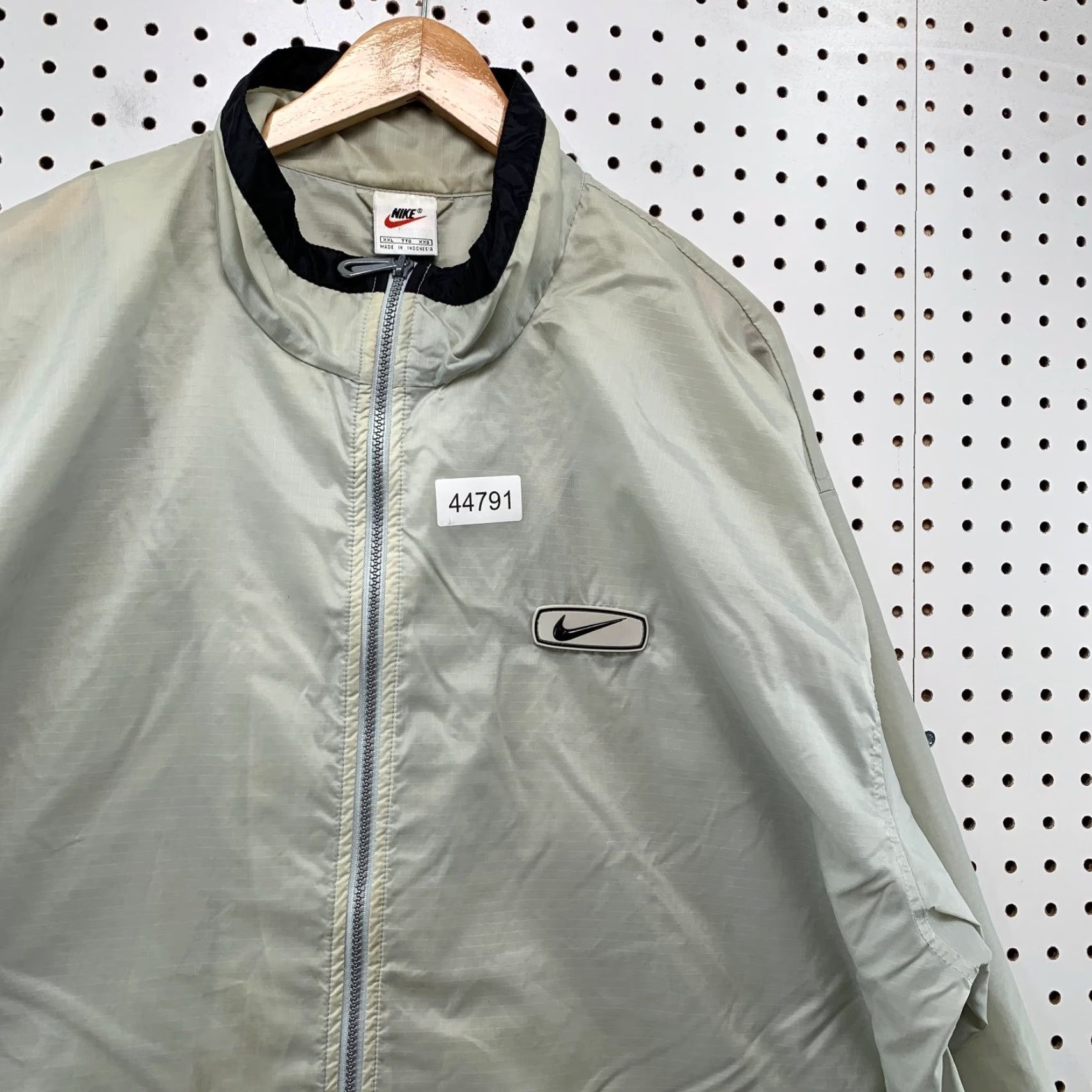 Nike VINTAGE Nike Windbreaker Jacket Mens 2XL Gray Lightweight Oversize Jacket Mens 2XL Gray Nike Windbreaker 90s Theme Mens Size US XXL / EU 58 / 5 - 6 Thumbnail