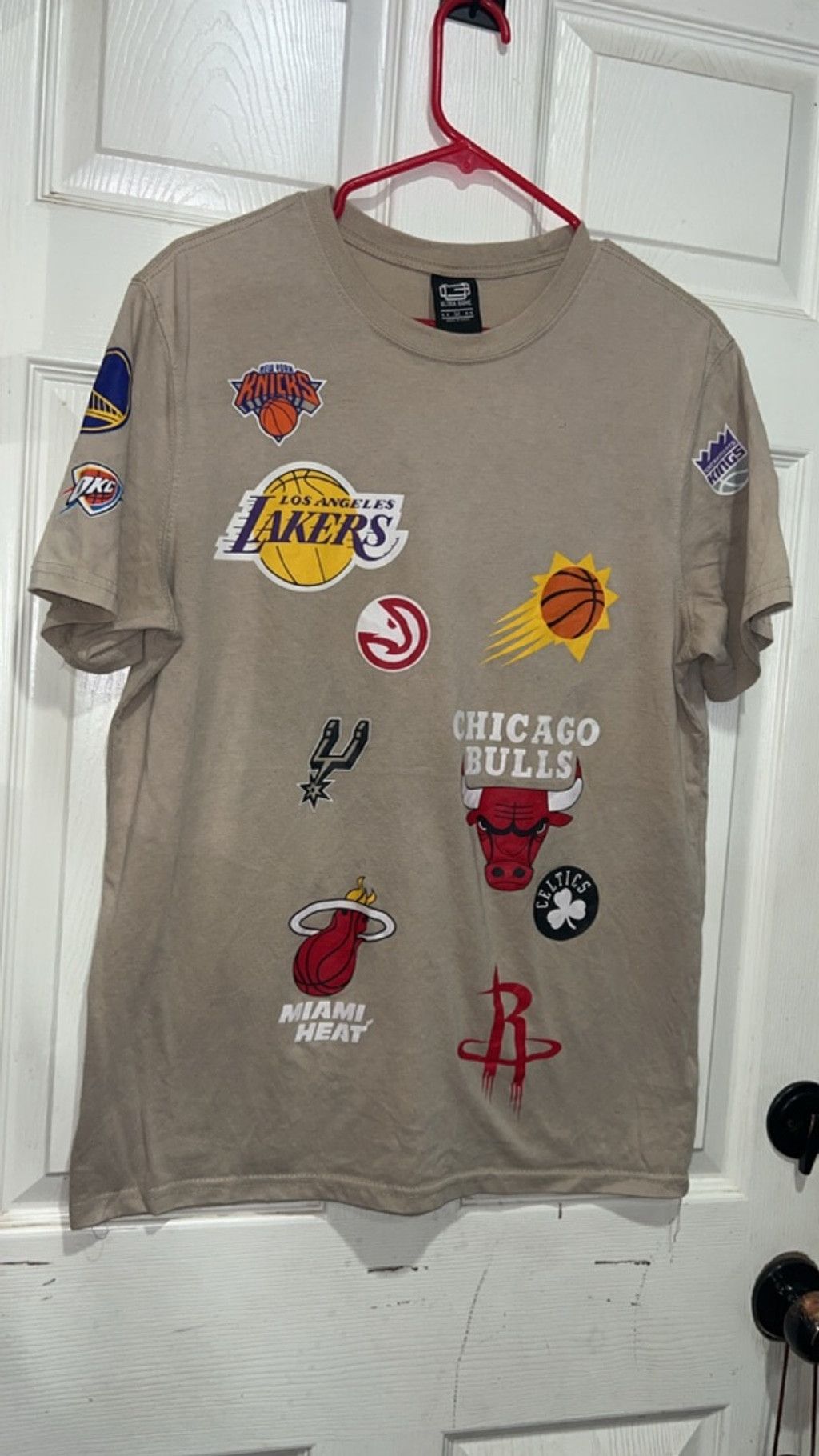 NBA Men's Ultra Game NBA Logo Patch Short Sleeve Tee M Beige Red Size US M / EU 48-50 / 2 - 1 Thumbnail