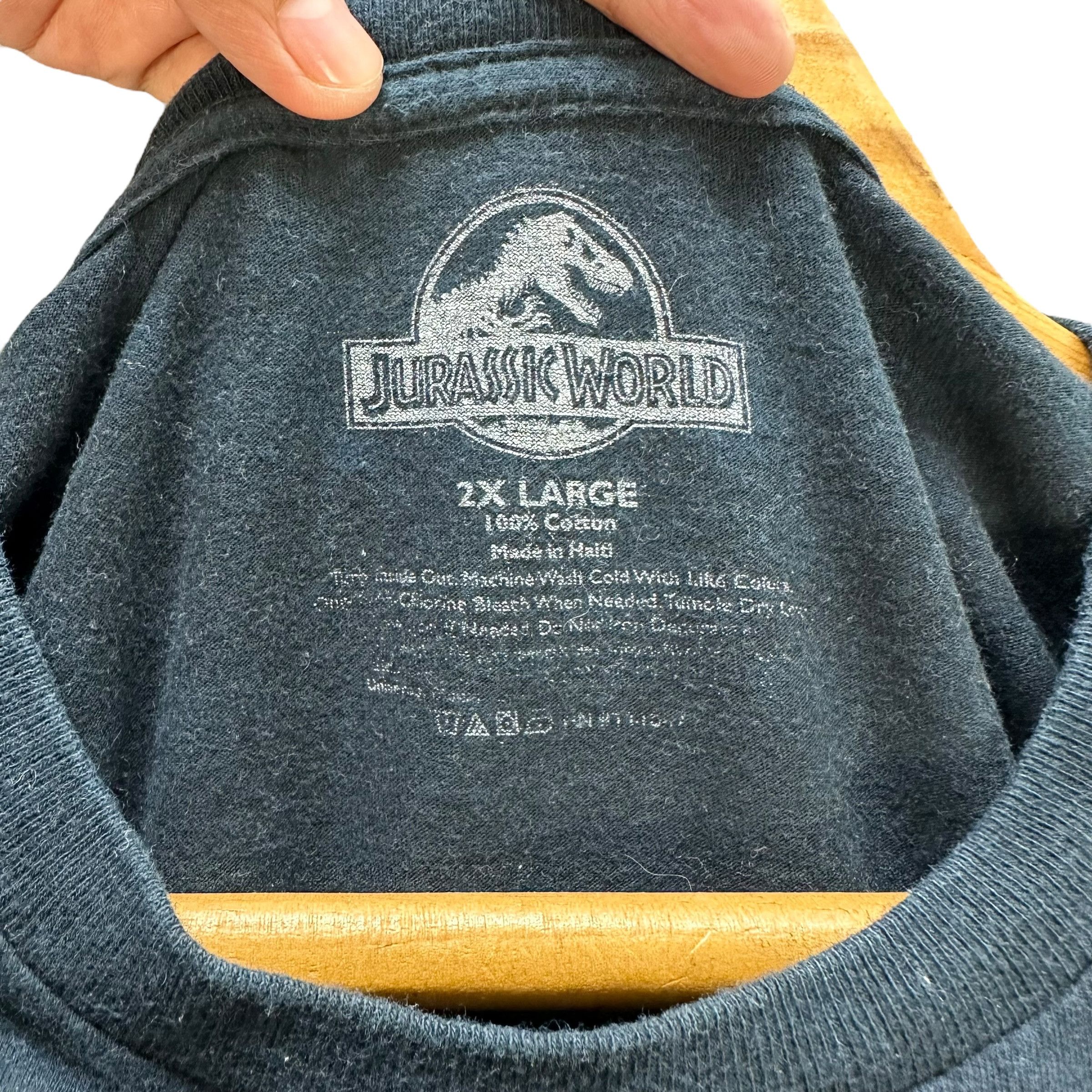 Vintage JURASSIC WORLD BIG LOGO GRAPHIC PRINTED TEES #9101-56 Size US XXL / EU 58 / 5 - 6 Thumbnail