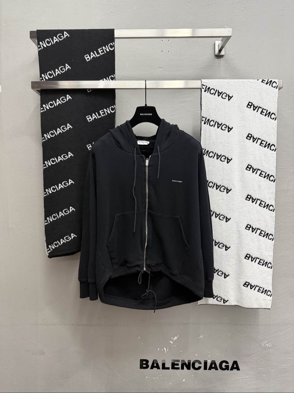 Balenciaga Balenciaga Logo Zip Up Hoodie Size XS Size US XS / EU 42 / 0 - 1 Thumbnail