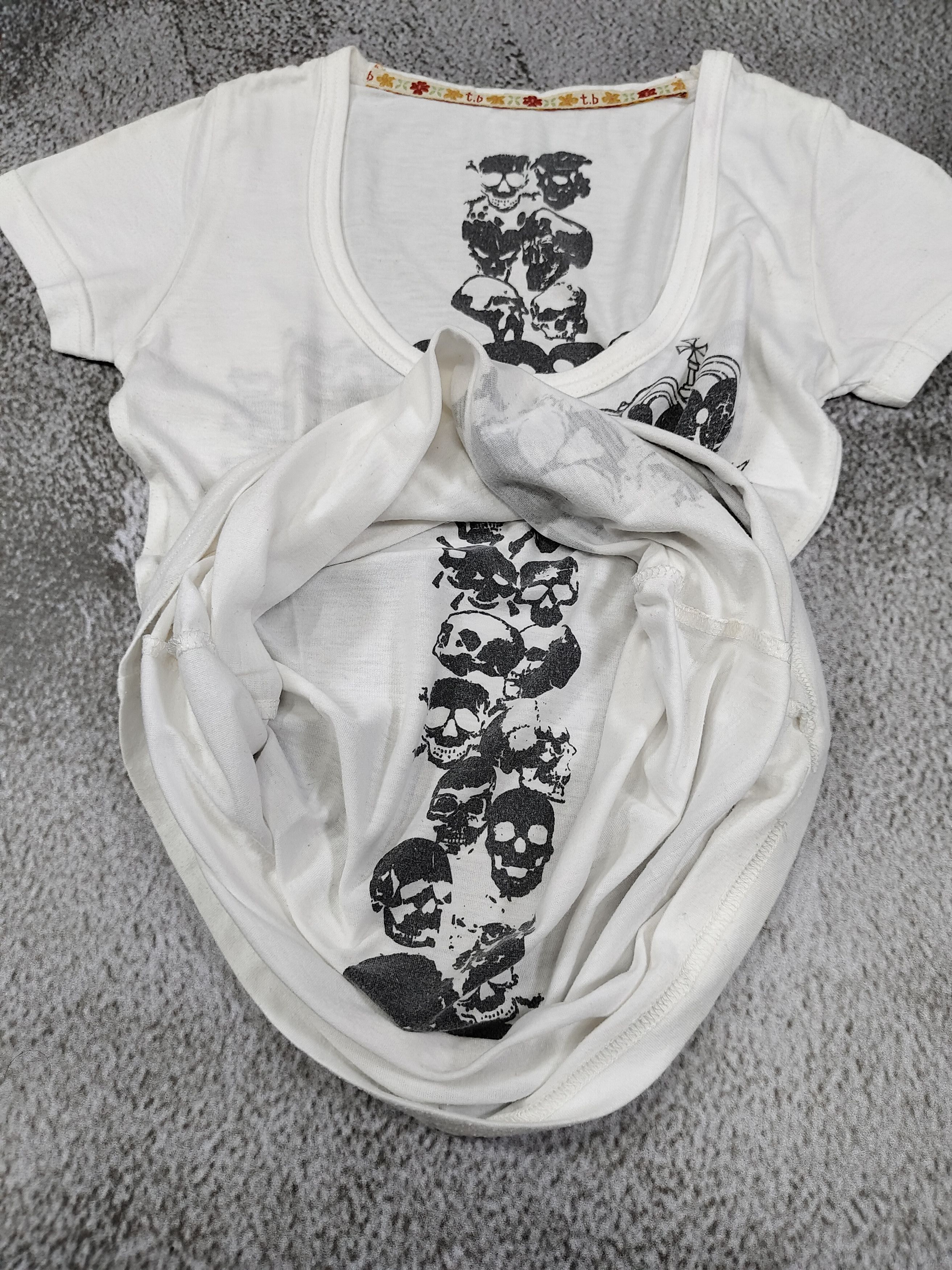 Japanese Brand 00s T.B Sensounico🇯🇵Gothic Skull Cross Crest Graphic Tee Size S / US 4 / IT 40 - 5 Thumbnail