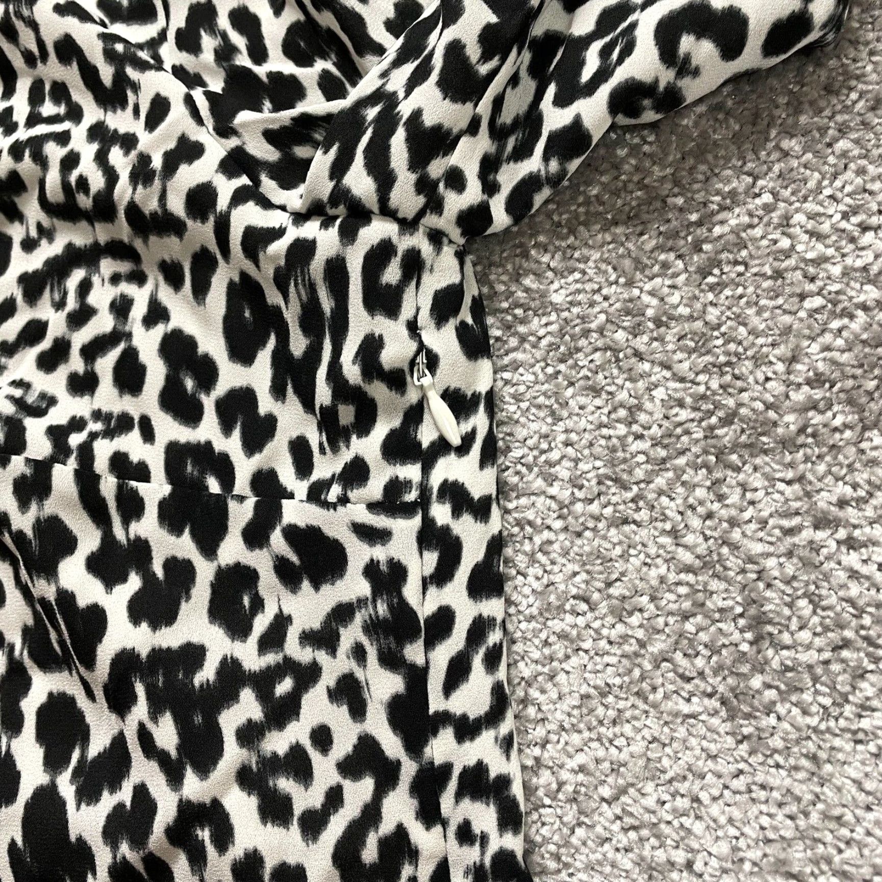 White House Black Market White House Black Market Blouse Womens 4 White Black Animal Print Ladies Size S / US 4 / IT 40 - 4 Thumbnail