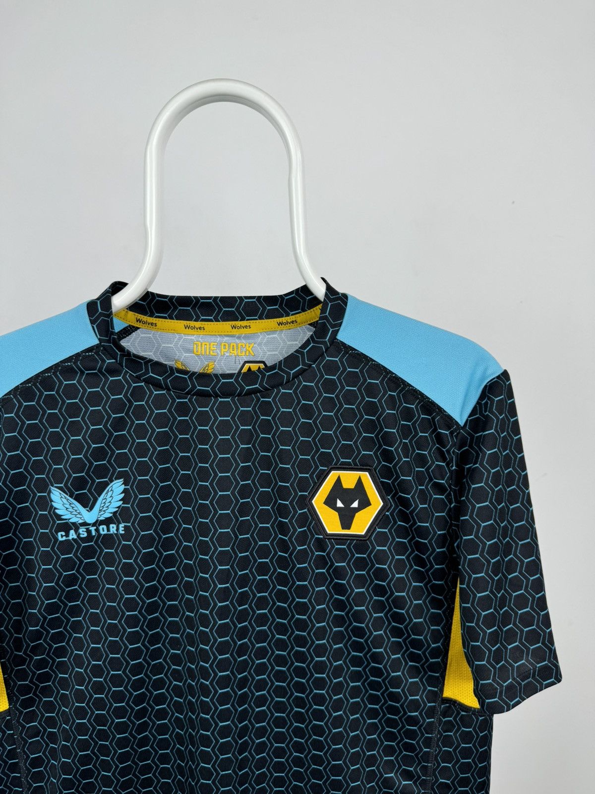 Castore Castore Wolverhampton Wanderers 2021 2022 Training Jersey Size US M / EU 48-50 / 2 - 2 Thumbnail