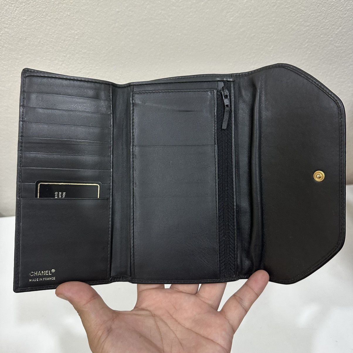 Chanel ‼️YES‼️VINTAGE CHANEL BLACK LEATHER WALLET WITH CC STITCH MARK Size ONE SIZE - 8 Thumbnail