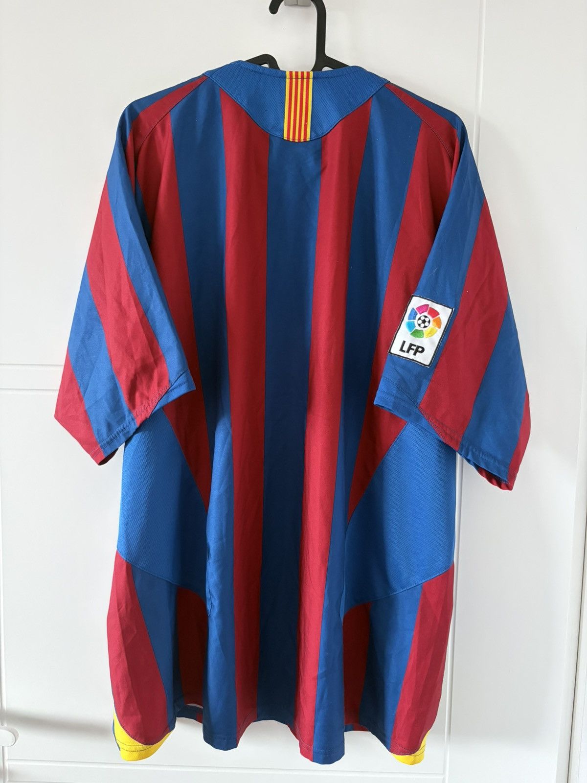 Nike Barcelona nike 2005/2006 home vintage Soccer Jersey Size US L / EU 52-54 / 3 - 7 Thumbnail