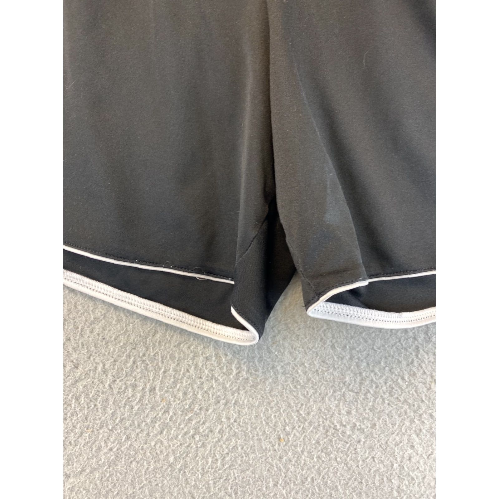 Adidas VINTAGE Adidas Women's Athletic Running Shorts Large Black/White Sport Wear Size L Size 36" / US 14 / IT 50 - 4 Thumbnail