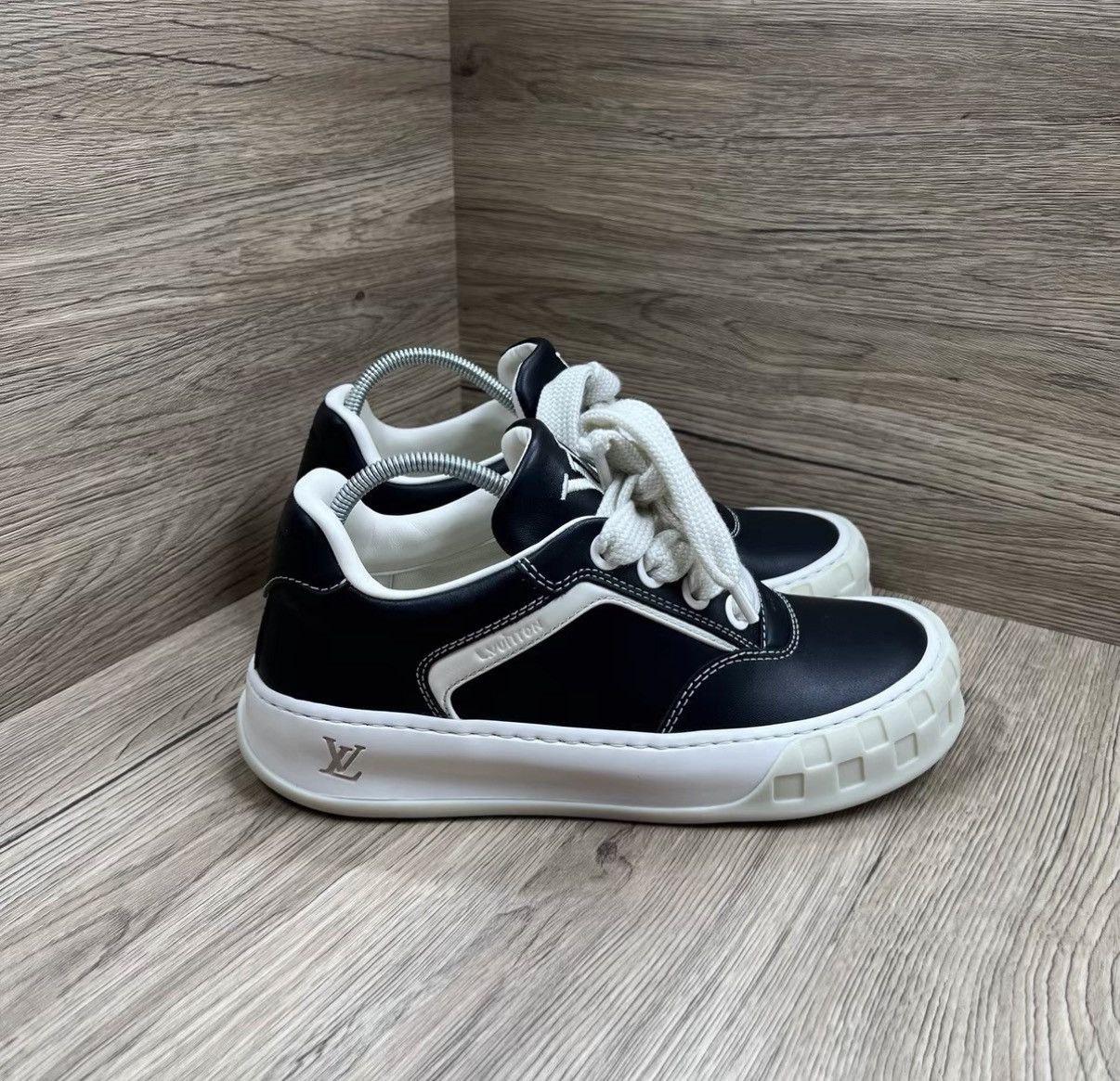 Louis Vuitton Louis Vuitton LV Tilted Black Biscuit Sneakers J41 Size US 8.5 / EU 41-42 - 3 Thumbnail