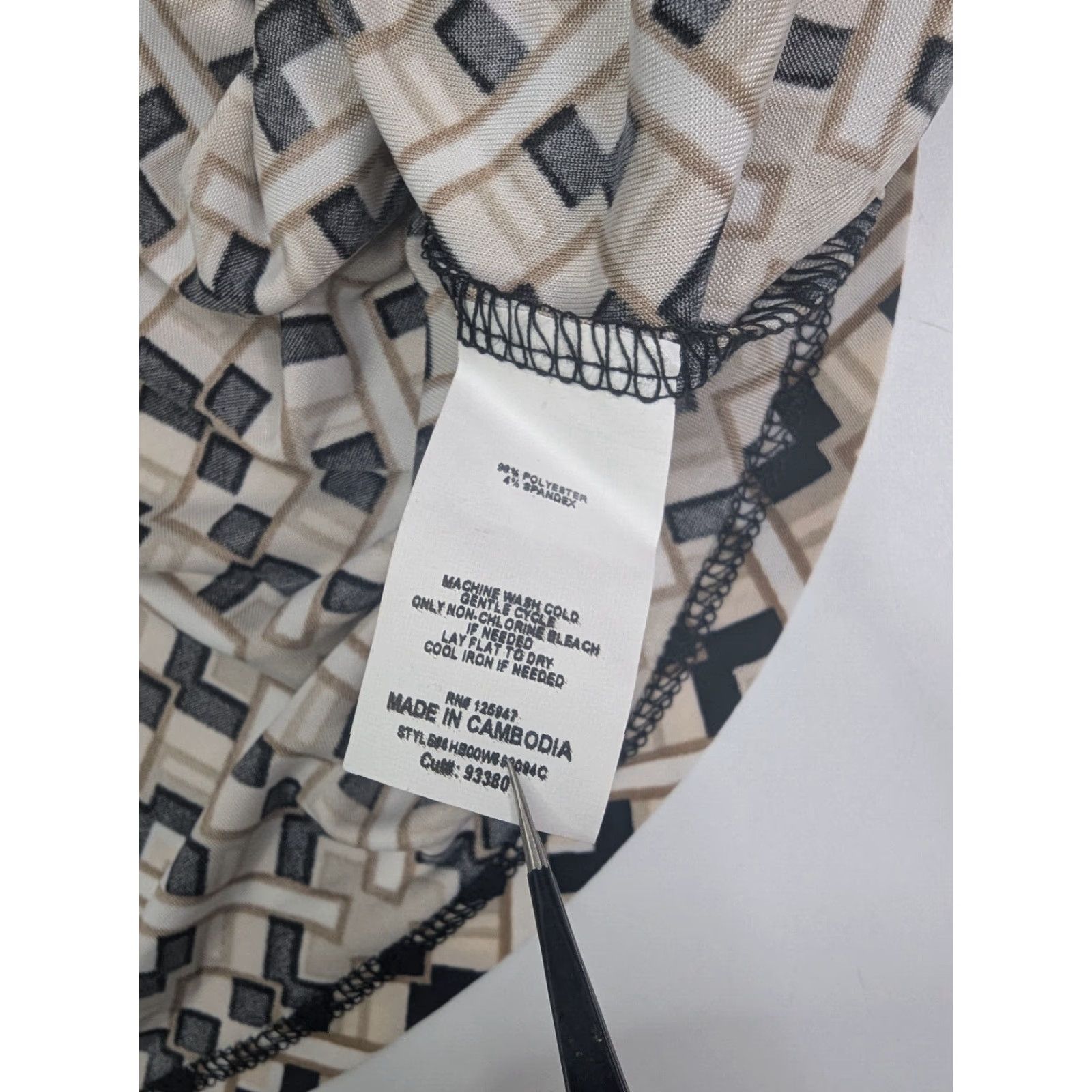 Vintage Cocomo 1X Plus Size Geometric V-Neck Button Top Roll Tab Sleeve 3/4 Geometric BeIGe Size XL / US 12-14 / IT 48-50 - 7 Thumbnail
