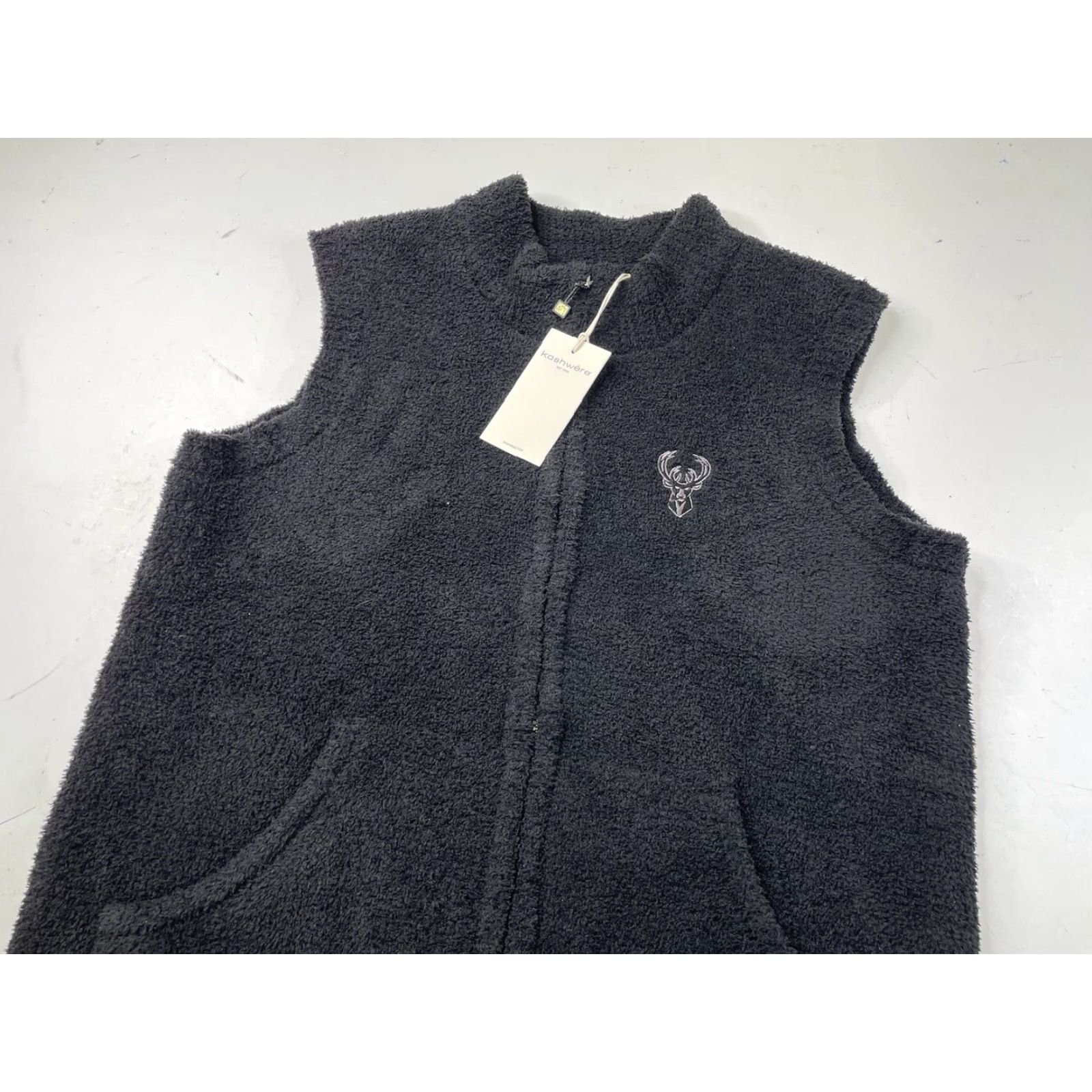 NBA NWT Kashwere x Milwaukee Bucks Unisex Vest Black Full Zip Size XL NBA Size XL / US 12-14 / IT 48-50 - 2 Thumbnail