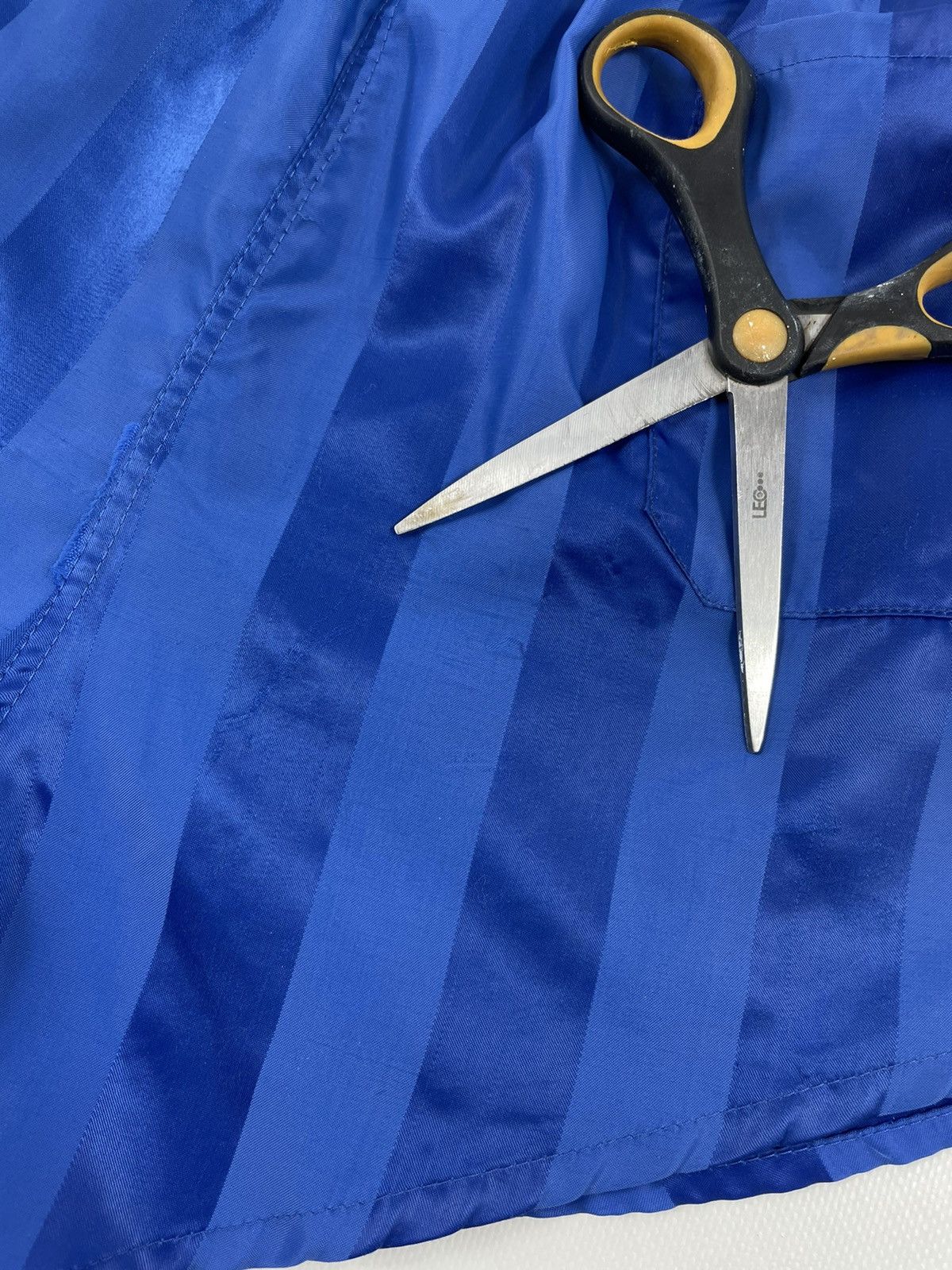 Adidas 70 ADIDAS West Germany 3-Stripes Nylon Sprinter Glanz Shorts Size US 32 / EU 48 - 12 Thumbnail