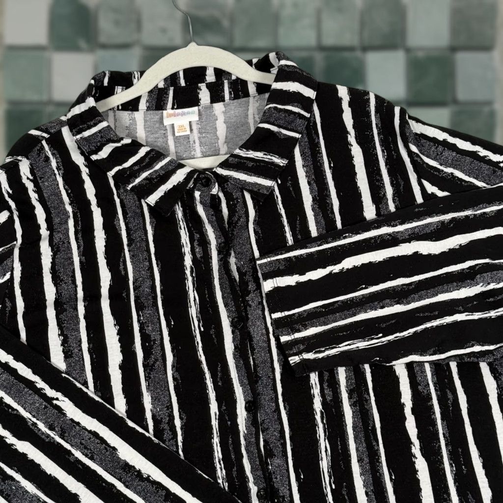Vintage VINTAGE Button Up Tunic 3X Top Roll Tab Sleeve Stripes Y2K Retro Preppy Fairy Grunge Emo LuLaRoe Women’s Shirt Plus 3XL Black Striped Pattern Size XXL / US 16-18 / IT 52-54 - 1 Thumbnail