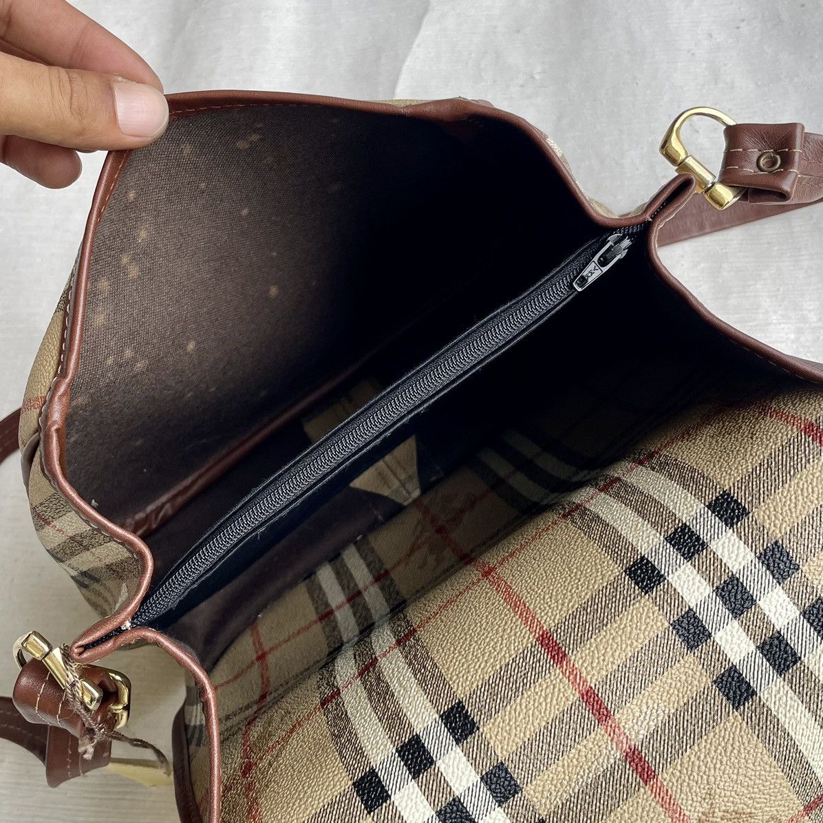 Burberry × Leather × Vintage 🔥 Vintage Burberry Nova Check Hayamarket Crossbody Size ONE SIZE - 12 Thumbnail