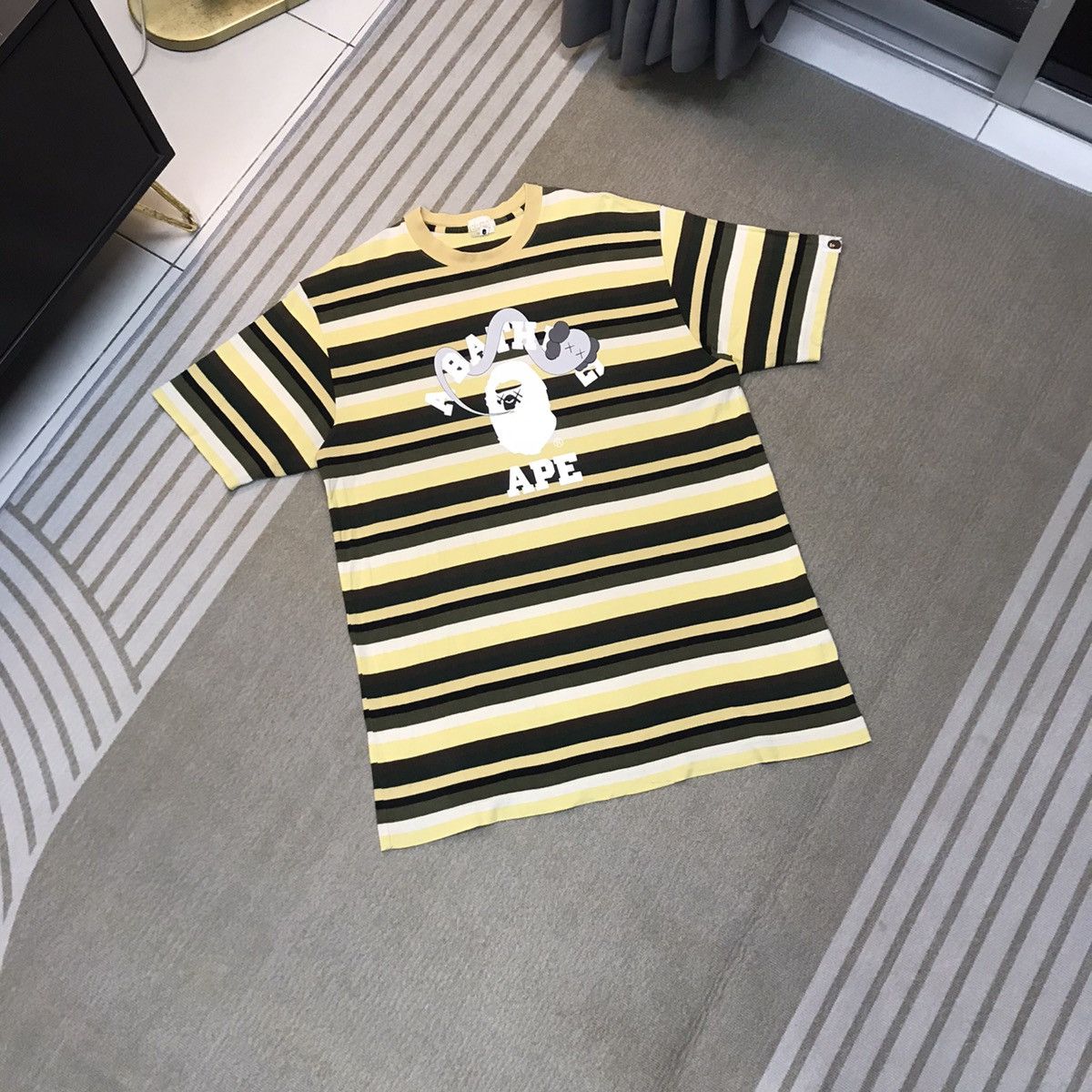 Japanese Brand × Kaws VINTAGE A BATHING APE X KAWS VERY RARE TEE Size US L / EU 52-54 / 3 - 1 Thumbnail