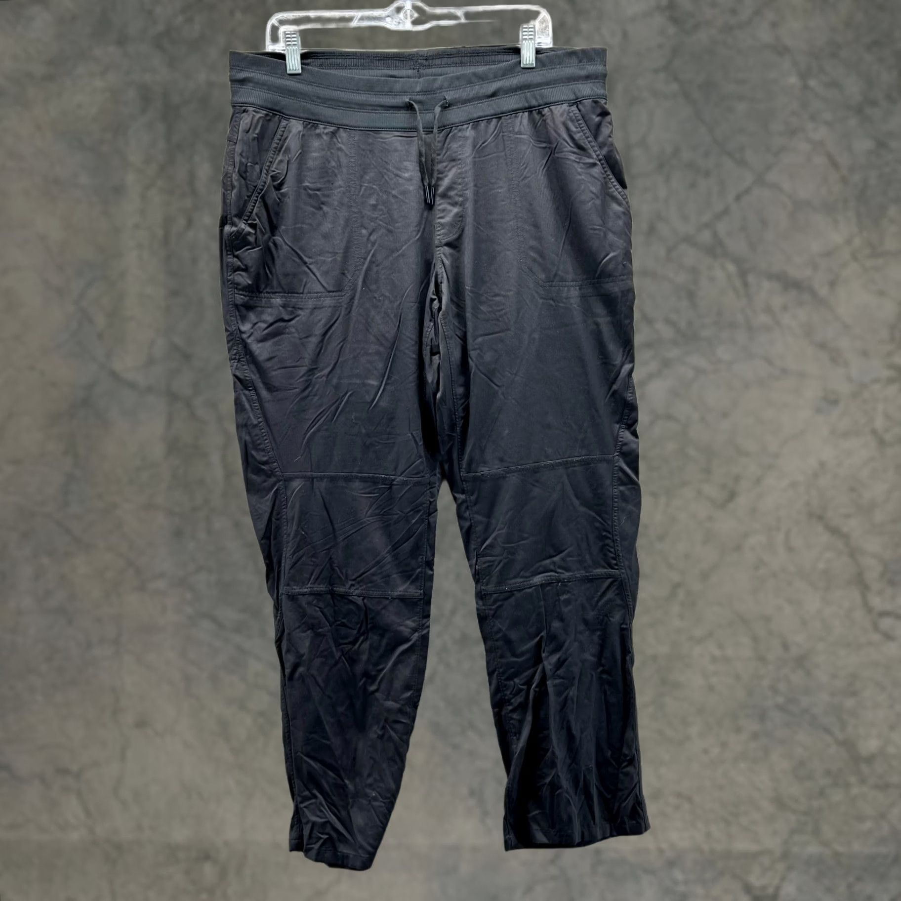 The North Face The North Face Pants Women XL Black Jogger Athletic Hiking Regular Rise Inseam 30 in Pockets Tapered Style Sweatpants Size 40" / US 18 - 1 Thumbnail