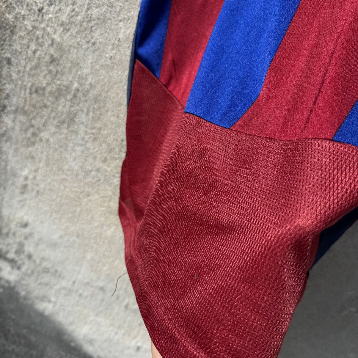 Nike FC Barcelona Vintage Ronaldino #10 Soccer Jersey y2k brazil Size US L / EU 52-54 / 3 - 7 Thumbnail