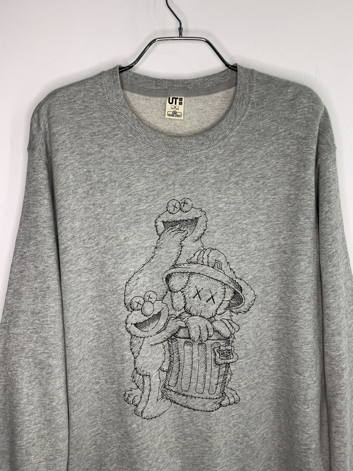 Kaws × Uniqlo Uniqlo x Kaws Sesame Street Sweatshirt M/L Size Size US M / EU 48-50 / 2 - 3 Thumbnail
