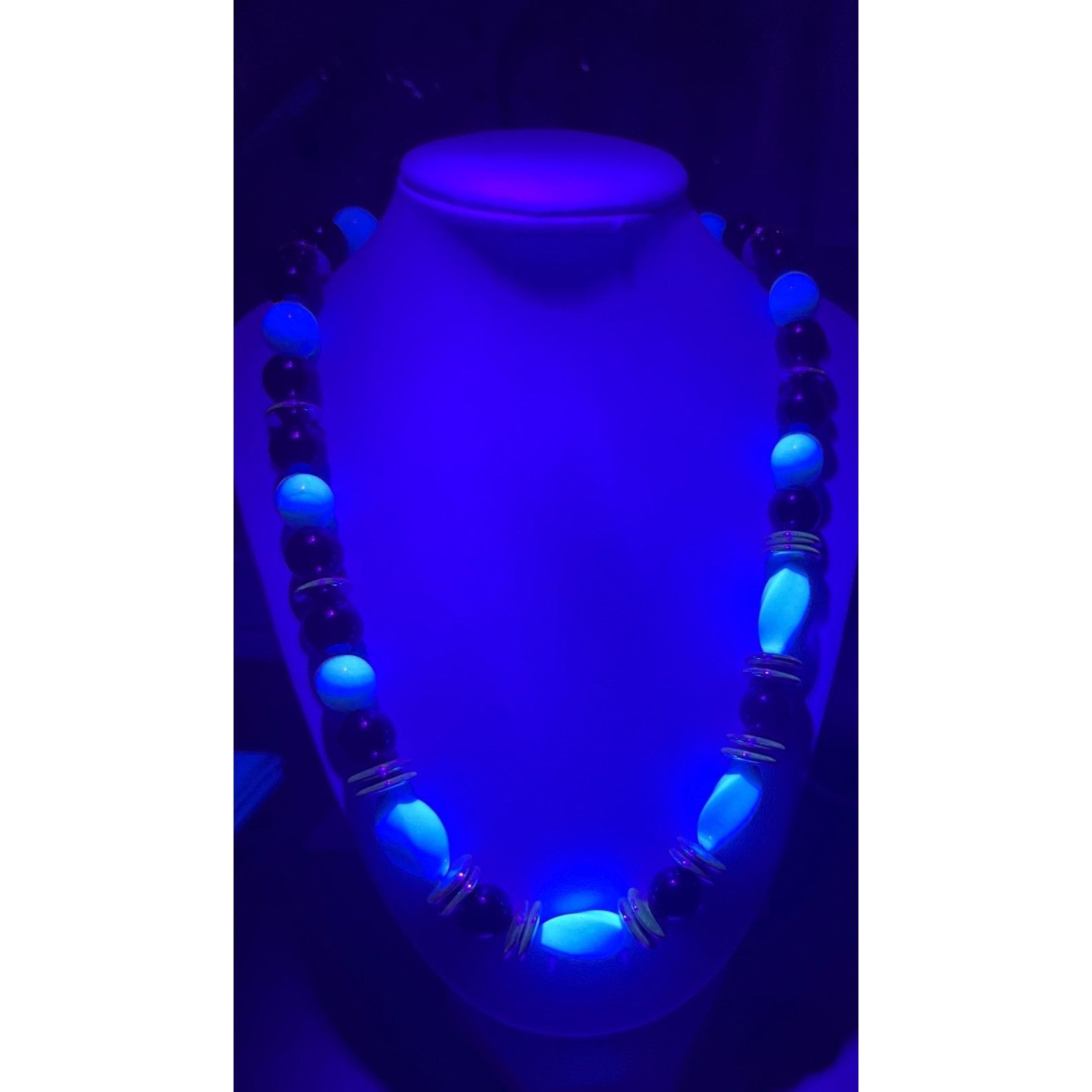 Other Vtg Lucite Beaded Necklace Black White Silver Tone Glows Und Size ONE SIZE - 1 Thumbnail