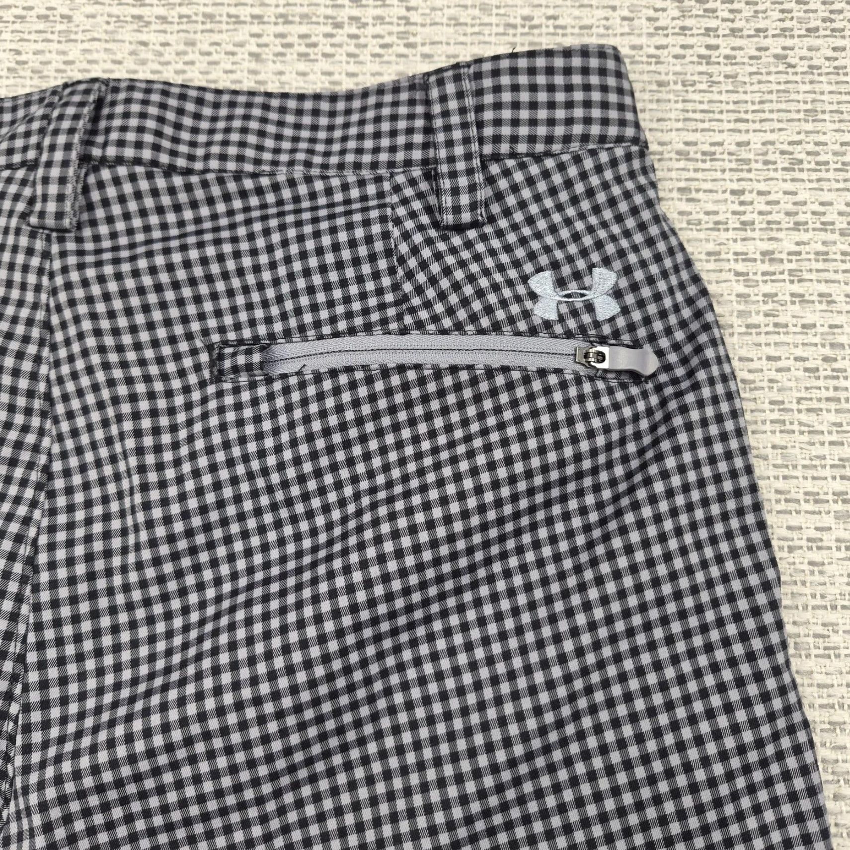 Under Armour VINTAGE? No, under armour shorts mens 30 gray check microfiber chino golf casual pockets Size US 30 / EU 46 - 3 Thumbnail