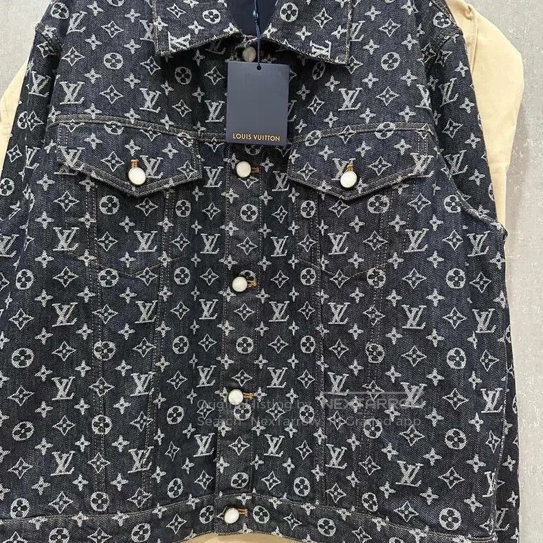 Louis Vuitton Louis Vuitton Full logo pearl button denim jacket Size US L / EU 52-54 / 3 - 3 Thumbnail