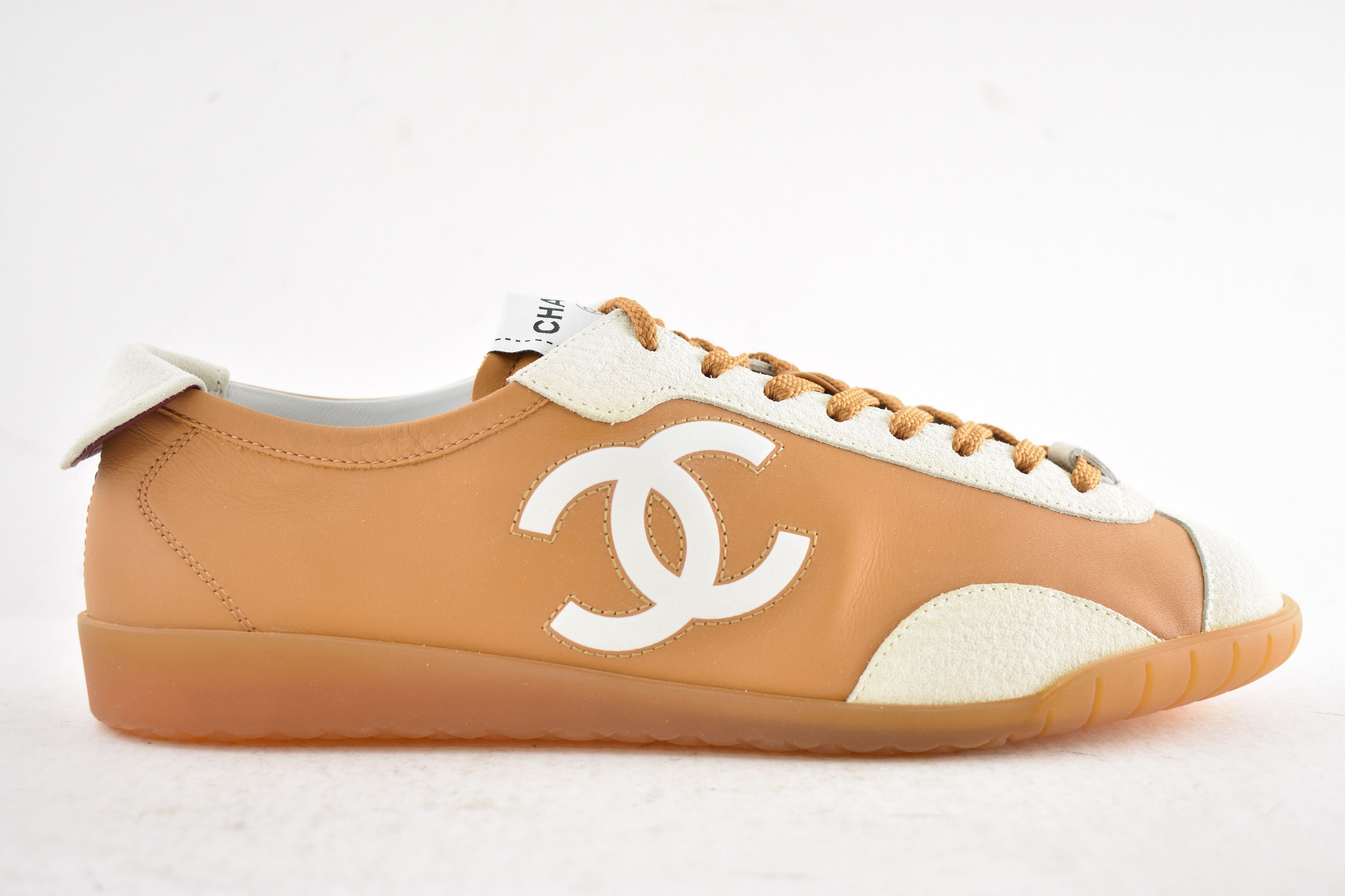 Chanel 26P White Leather Suede CC Logo Runner Trainer Sneaker 39.5 Size US 9.5 / IT 39.5 - 2 Thumbnail