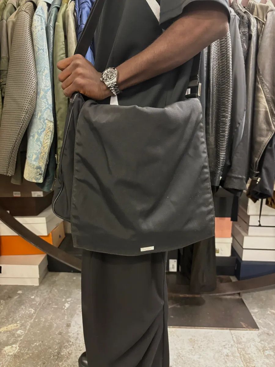 Gucci 2000s Gucci Black Minimalist Messenger Shoulder Bag Size ONE SIZE - 2 Thumbnail
