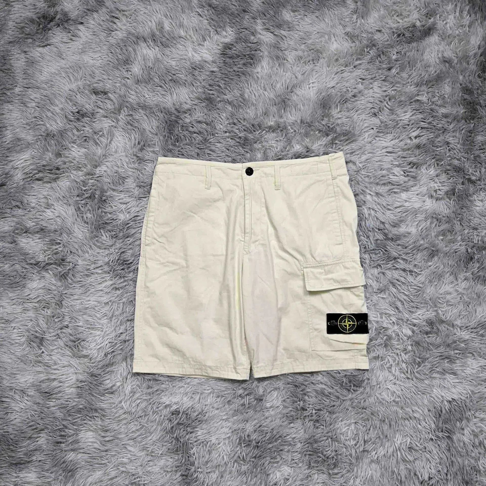Stone Island stone island cargo bermuda shorts in light beige. Size US 32 / EU 48 - 1 Thumbnail