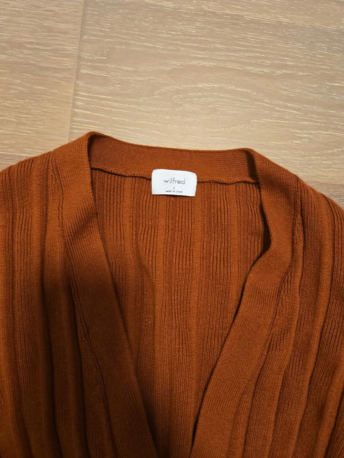 Aritzia Aritzia Wilfred Plunge Button Up Sweater Size S / US 4 / IT 40 - 2 Thumbnail
