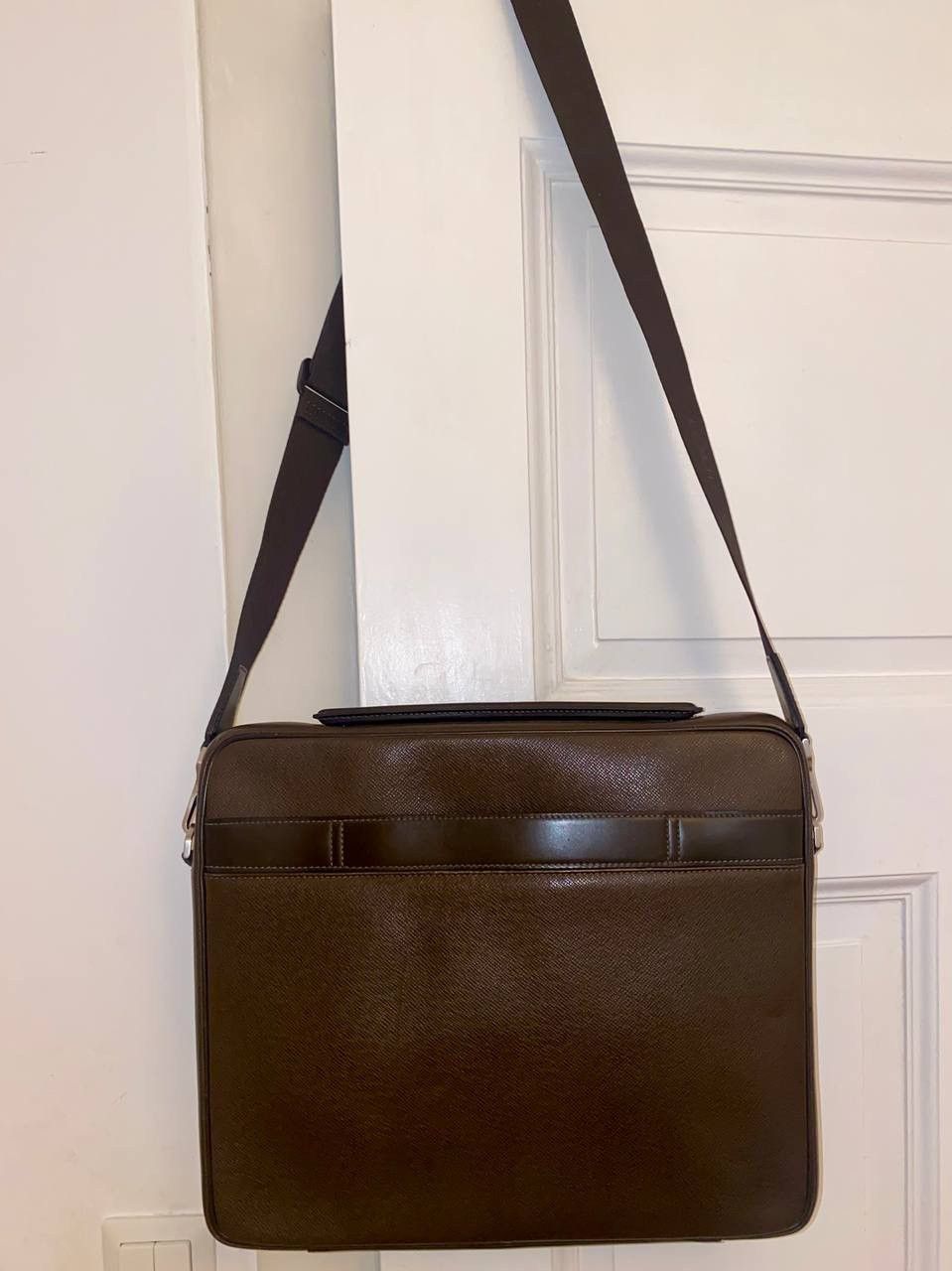 Louis Vuitton Louis Vuitton Taiga Porte-Documents Size ONE SIZE - 1 Thumbnail