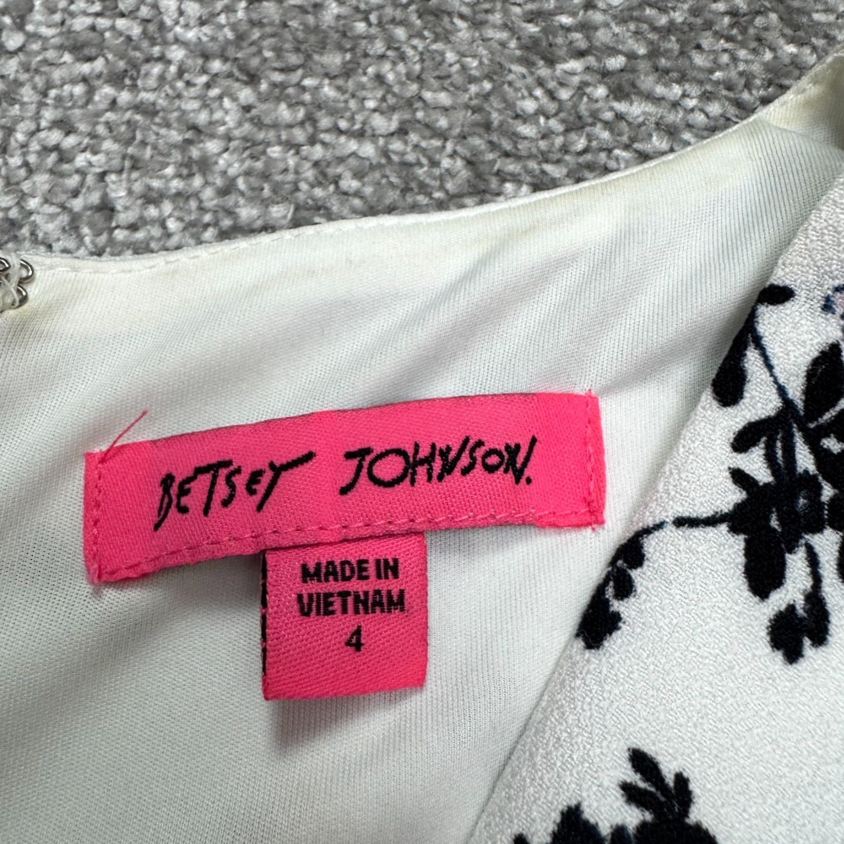 Betsey Johnson Betsey Johnson Floral A-Line Mini Dress Womens 4 White Cap Sleeve V-Neck Short Sleeve Party/Cocktail Casual N/A Size S / US 4 / IT 40 - 7 Thumbnail