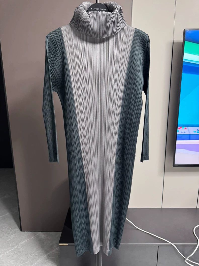 Issey Miyake Issey Miyake size:3 A grey-green high-neck pleated dress Size S / US 4 / IT 40 - 1 Thumbnail