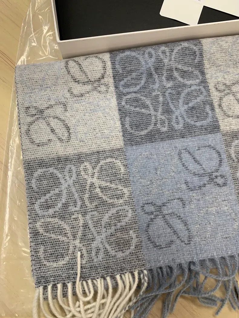 Loewe Loewe Anagram Warm and Comfortable Wool Fleece Scarf, Wome Size ONE SIZE - 9 Thumbnail