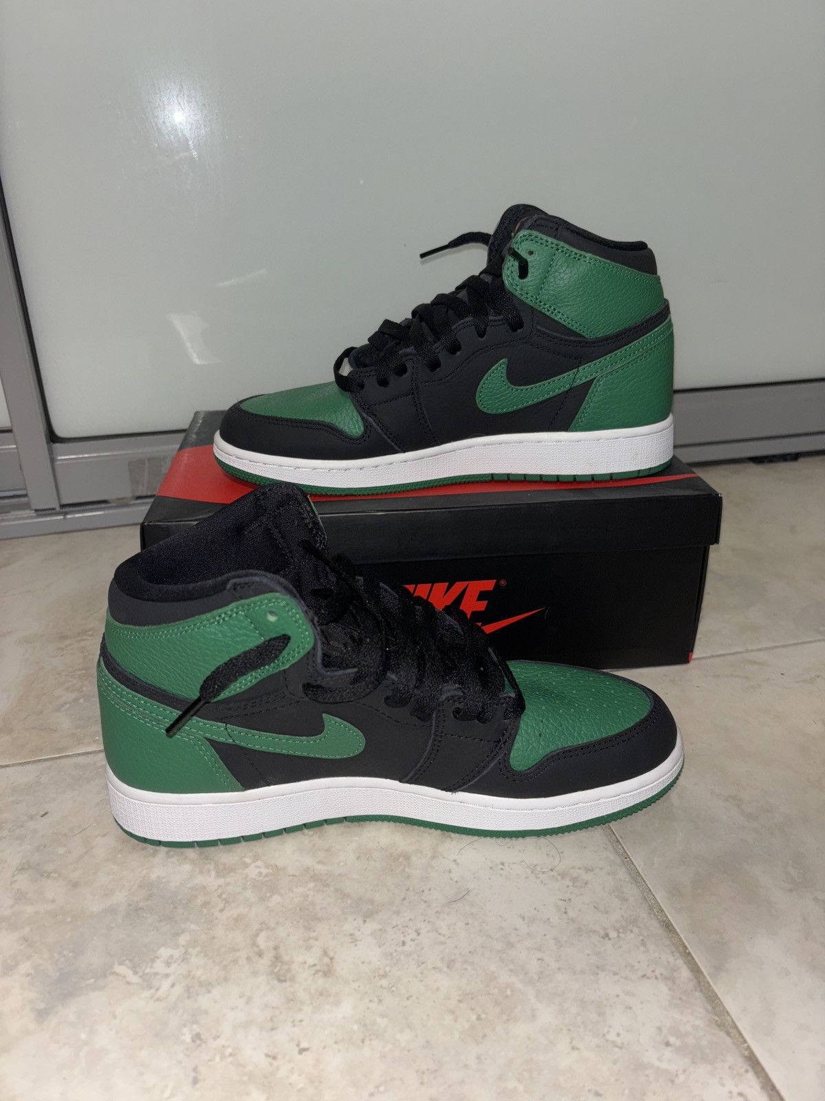 Jordan Brand × Nike Jordan 1 Pine Green Size US 7 / EU 40 - 2 Thumbnail