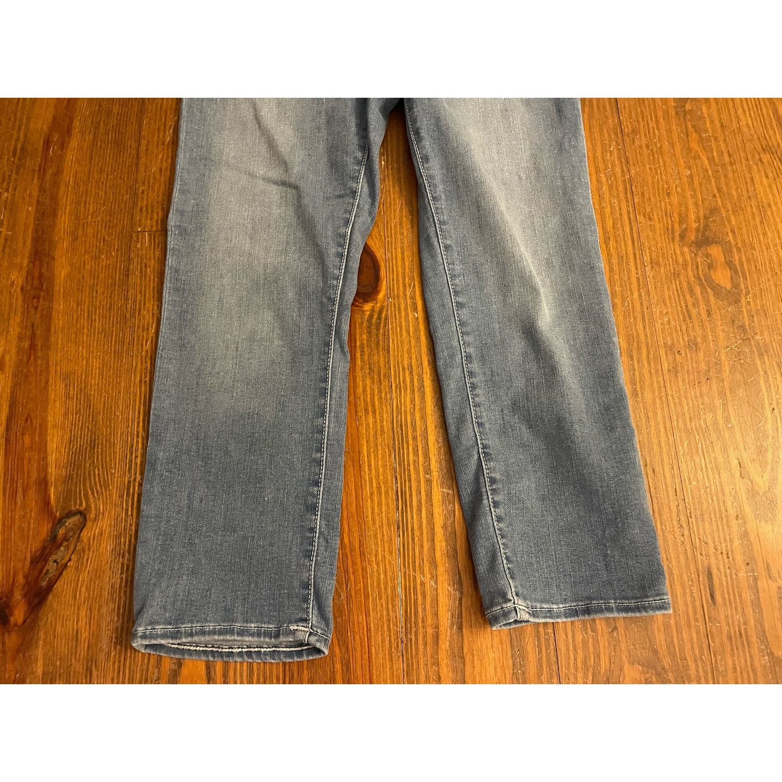 True Religion True Religion Light Wash Jennie Curvy Midrise Capri, size 30 Size 30" / US 8 / IT 44 - 4 Thumbnail
