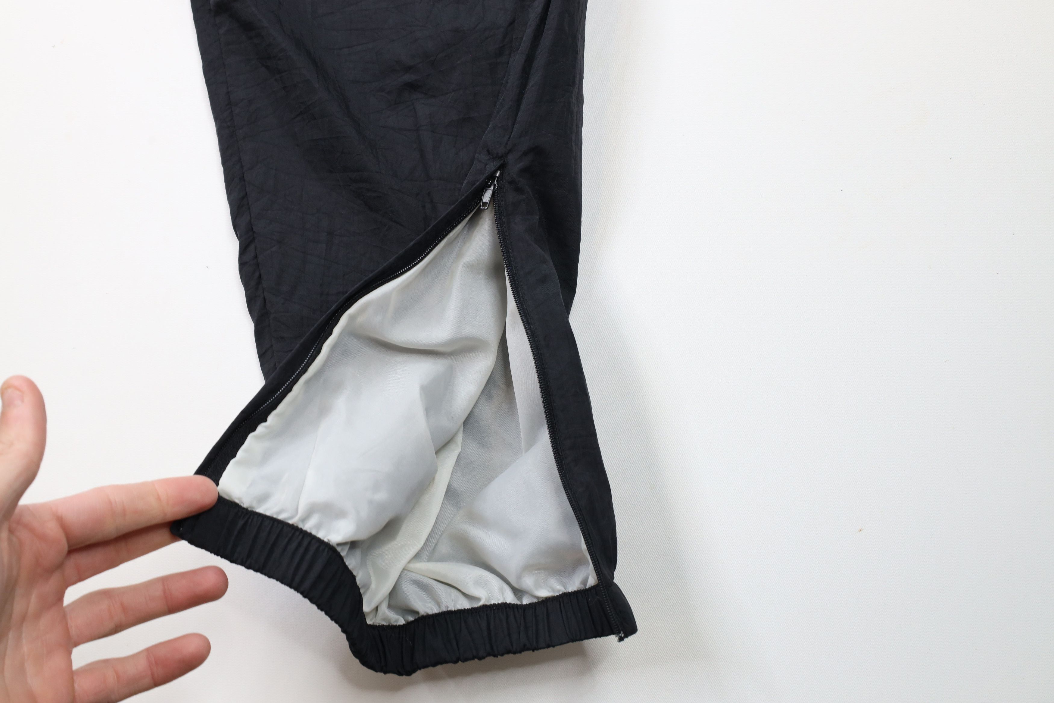 Vintage Vintage 90s Streetwear Blank Lined Nylon Joggers Pants Black Size US 34 / EU 50 - 5 Thumbnail