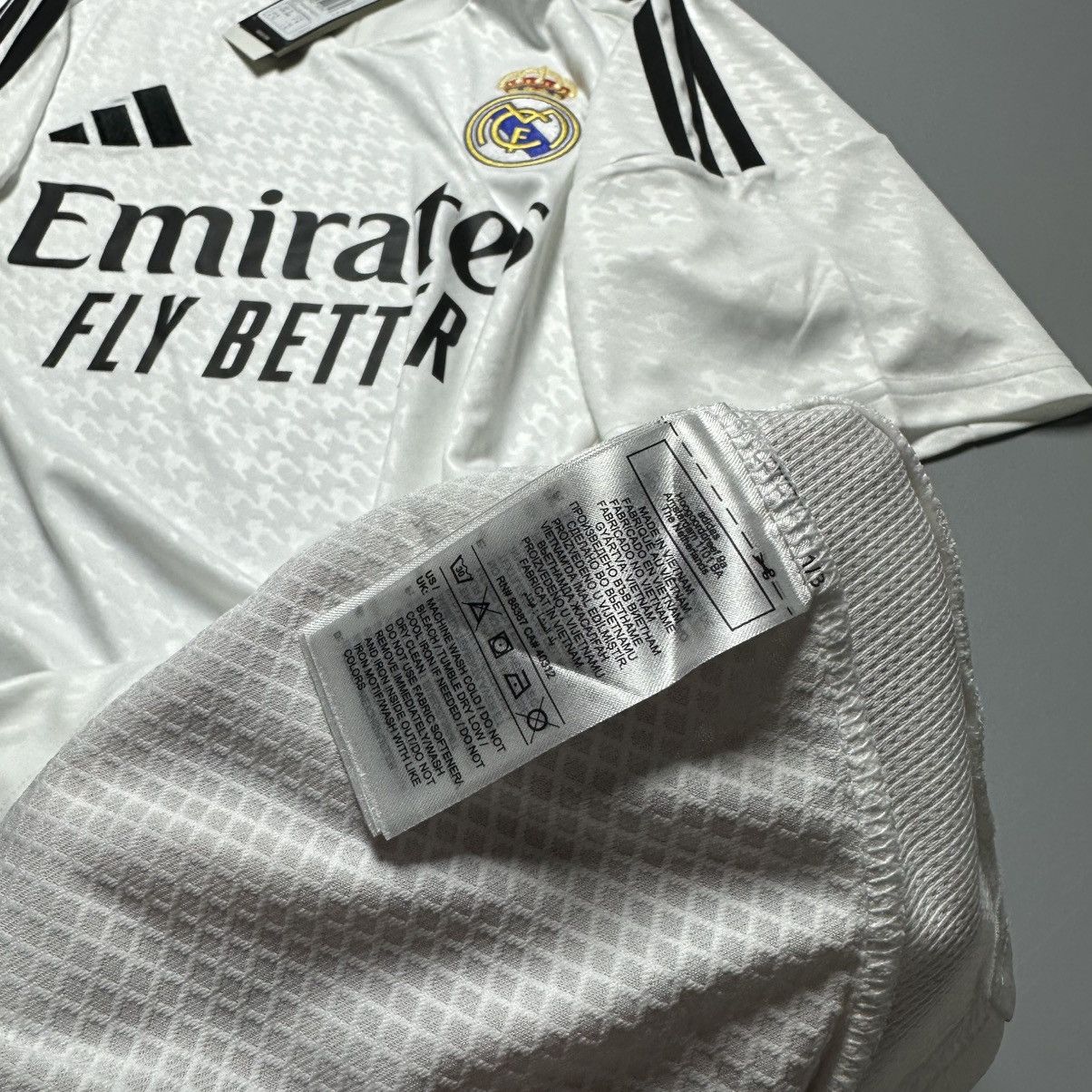 Adidas REAL MADRID ADIDAS 2024/2025 SOCCER HOME JERSEY #8 VALVERDE Size US M / EU 48-50 / 2 - 11 Thumbnail
