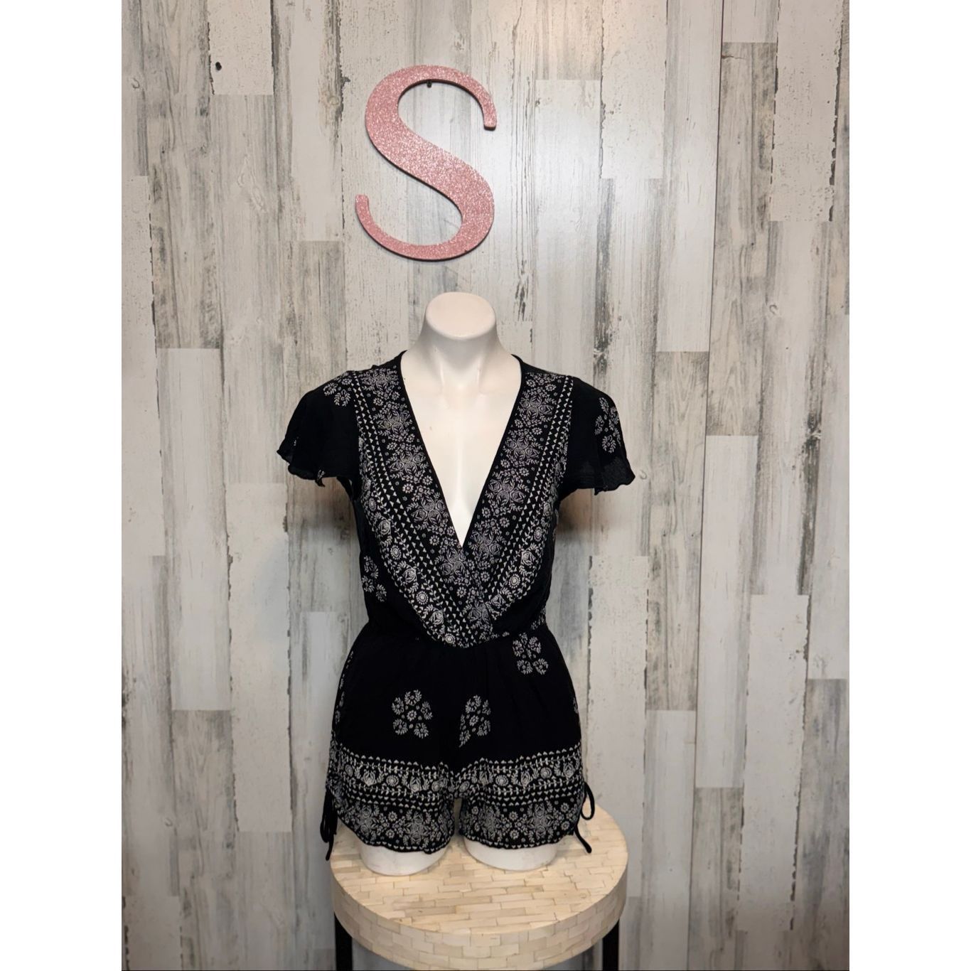 Other Black Boho Floral Print V-Neck Short Sleeve Romper – Size Small Size 27" / US 4 / IT 40 - 5 Thumbnail