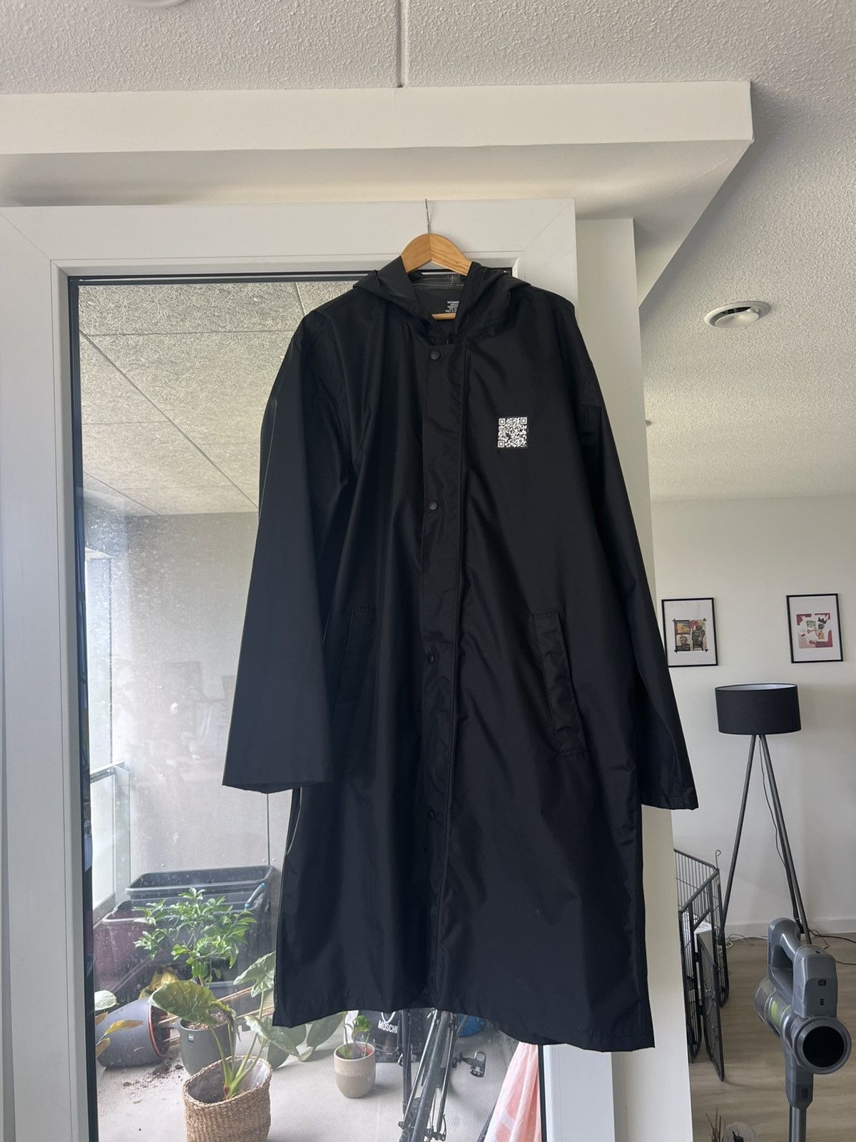 コート VETEMENTS FW23 MONOGRAM RAINCOAT (UE54CO120B BLACK WHITE) Vetements Logo Rain Coat - Women's L – Fashionably Yours