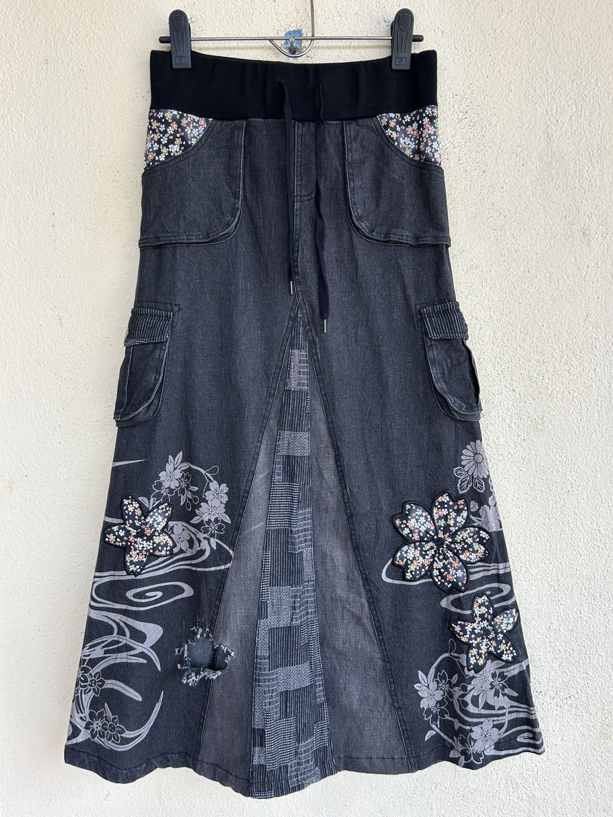 Japanese Brand Karakuri Tamashii Floral Strechable Denim Skirt Size 24" / US 00 / IT 34 - 1 Thumbnail