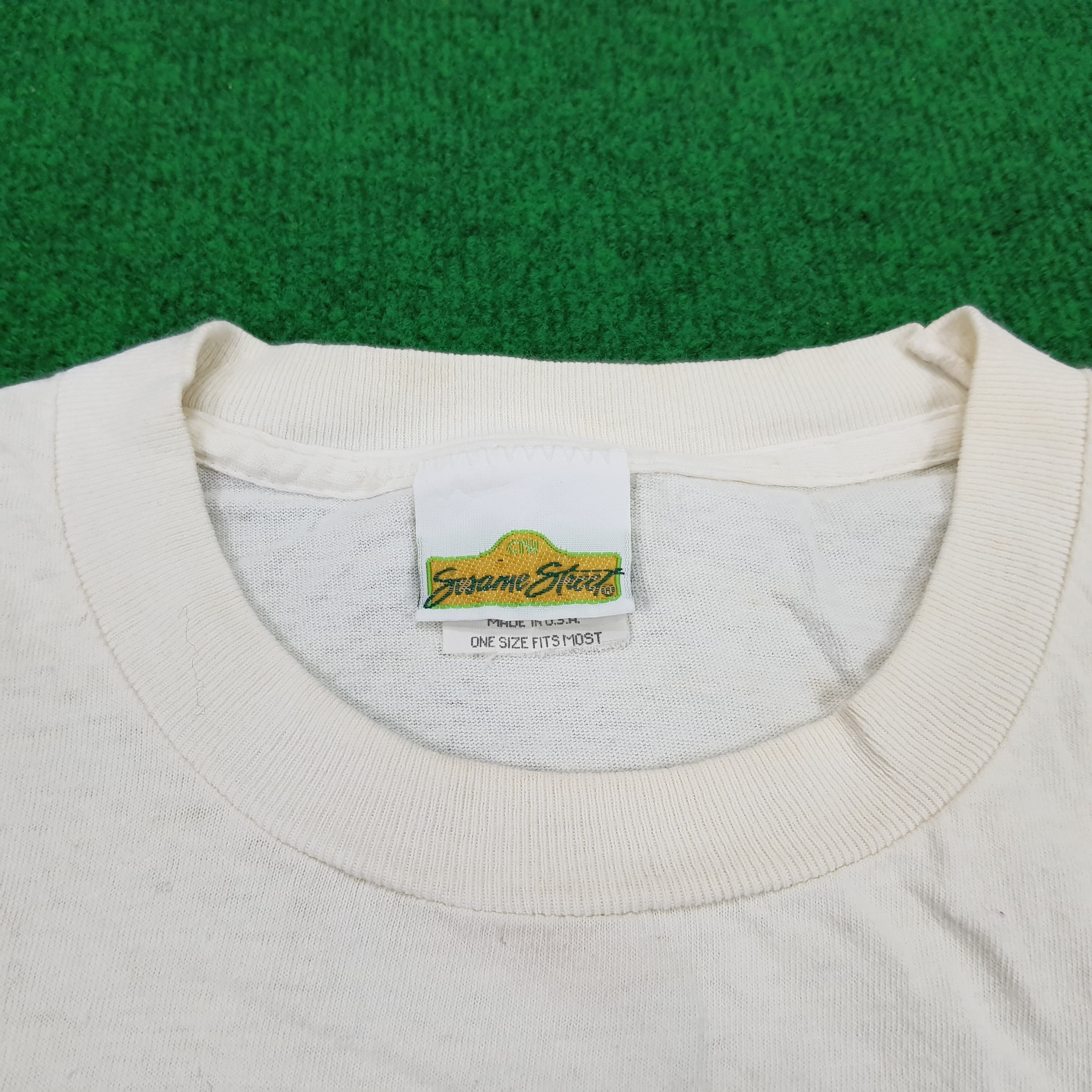 Other Vintage Sasame Street Christmas Ernie and Bert T-shirt Size US XL / EU 56 / 4 - 4 Thumbnail