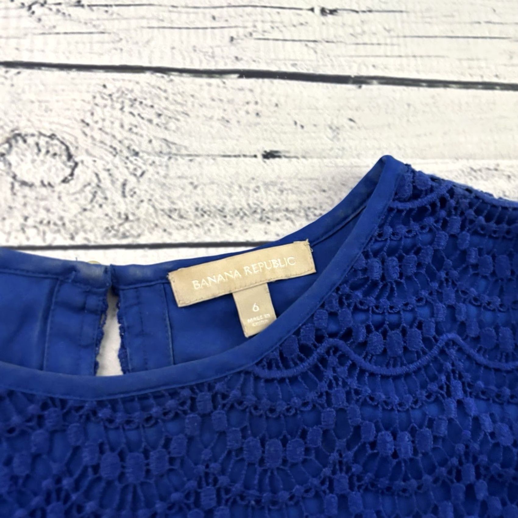 Banana Republic Banana Republic Embroidered Short Sleeve Top Women's 4 Royal Blue Shirt Womens Size 4 Blue Embroidered 90s? Size S / US 4 / IT 40 - 2 Thumbnail