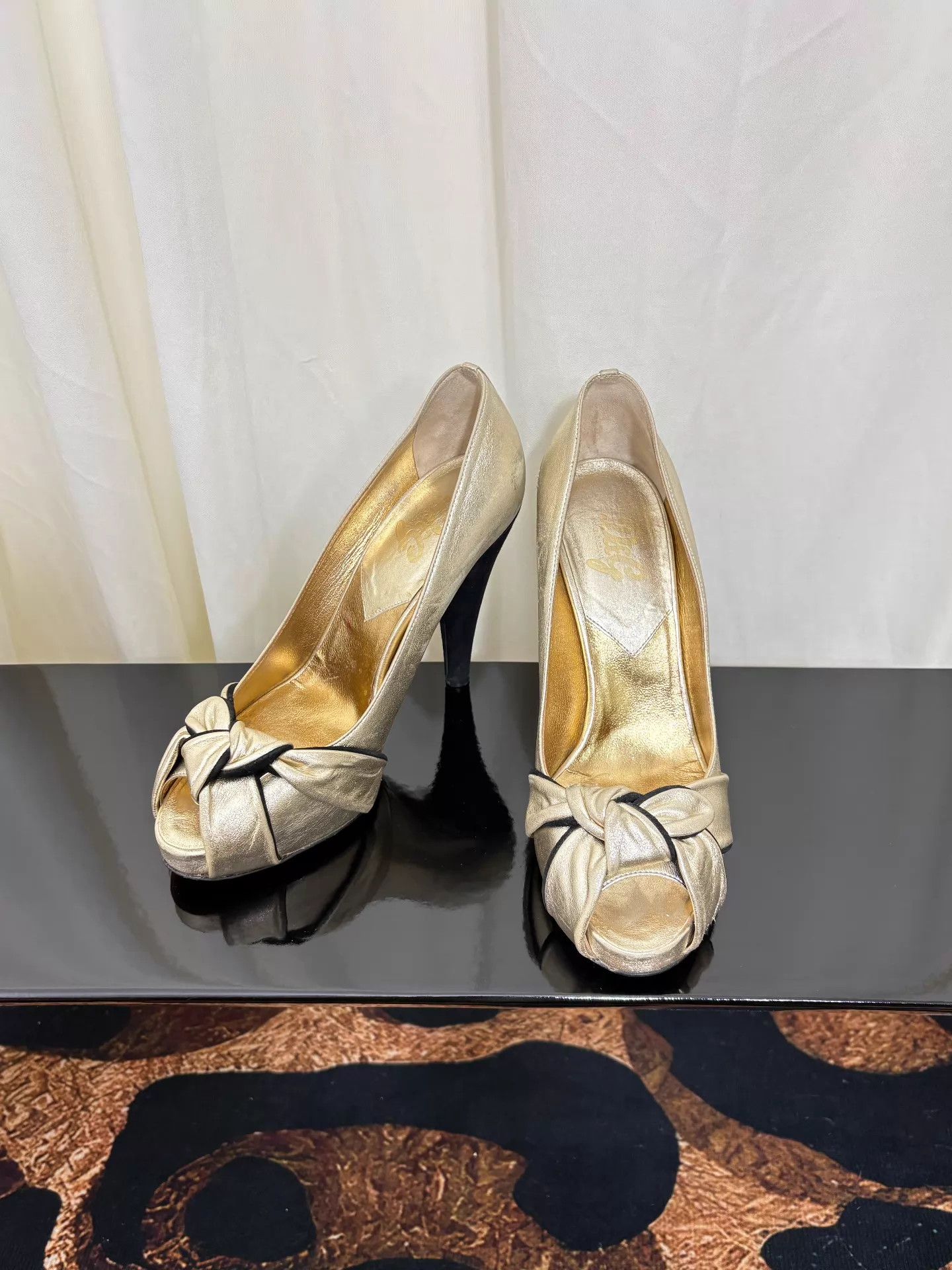 Dolce & Gabbana D&G Vintage Y2K Metallic Golden Bow Fishmouth Heel Sandal Size US 7 / IT 37 - 5 Thumbnail