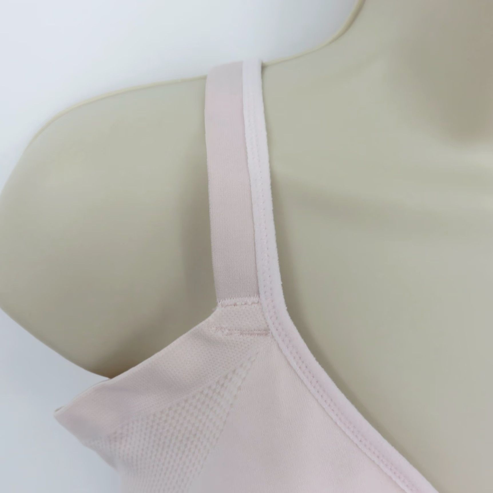Vintage Olga Bra XL Women Wireless Seamless Smoothing Easy Does It Pink T-Shirt Bra Size ONE SIZE - 2 Thumbnail