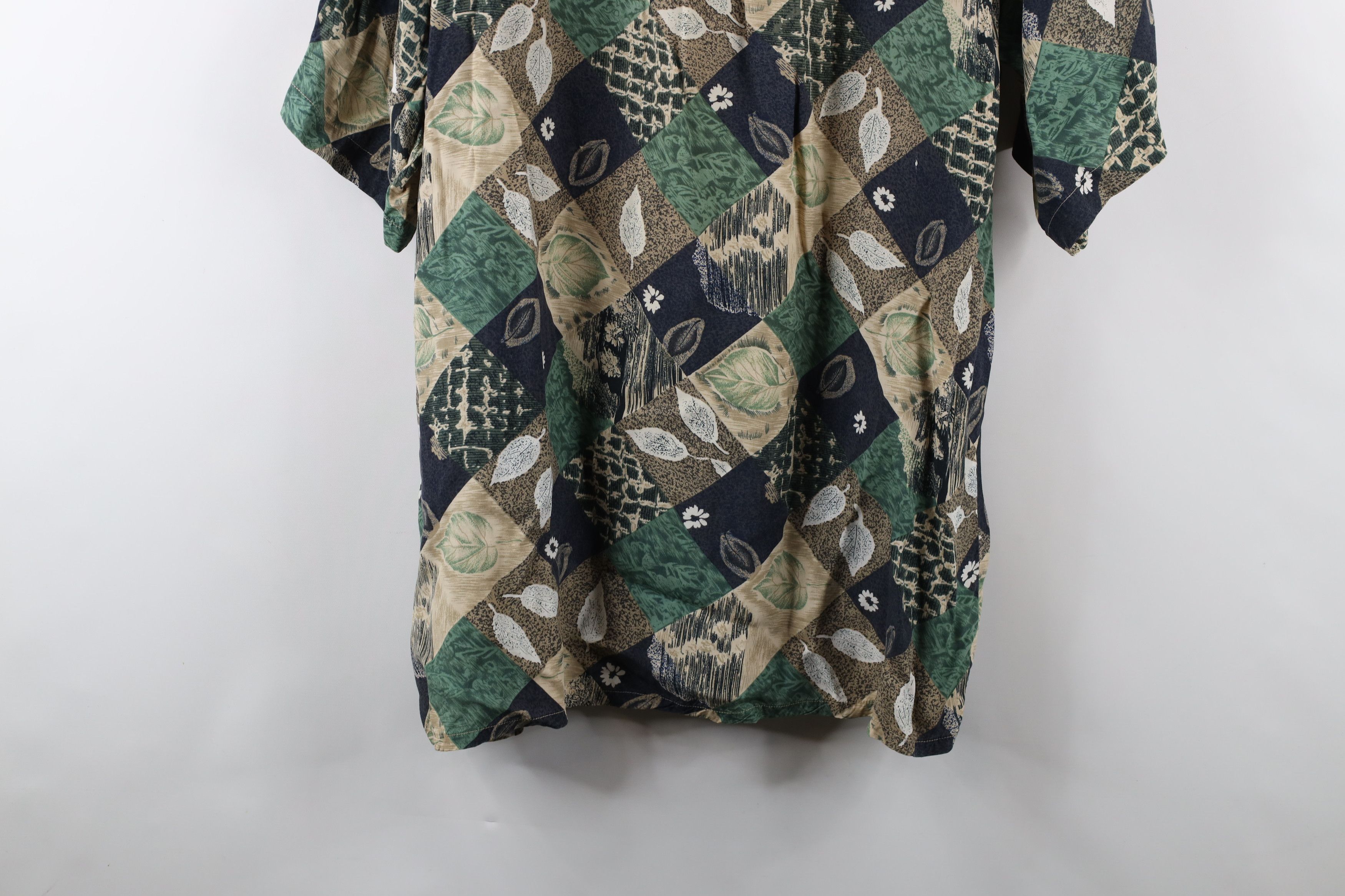 Vintage Vintage 90s Streetwear Leaf Rayon Collared Button Shirt Size US L / EU 52-54 / 3 - 12 Thumbnail