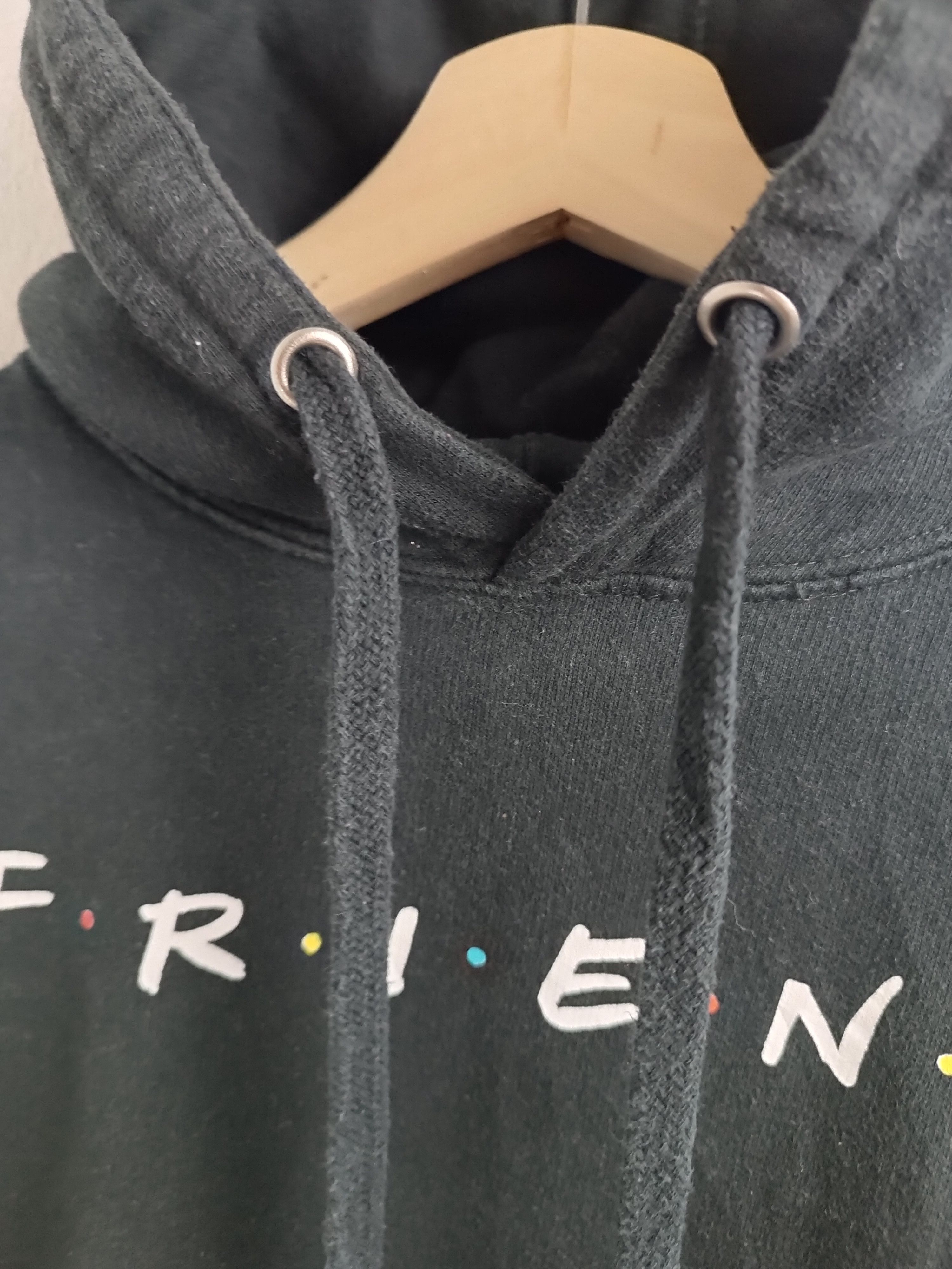 Vintage VINTAGE FADED FRIENDS SITCOM COMEDY TV SHOW NETFLIX HOODIE Size US M / EU 48-50 / 2 - 15 Thumbnail