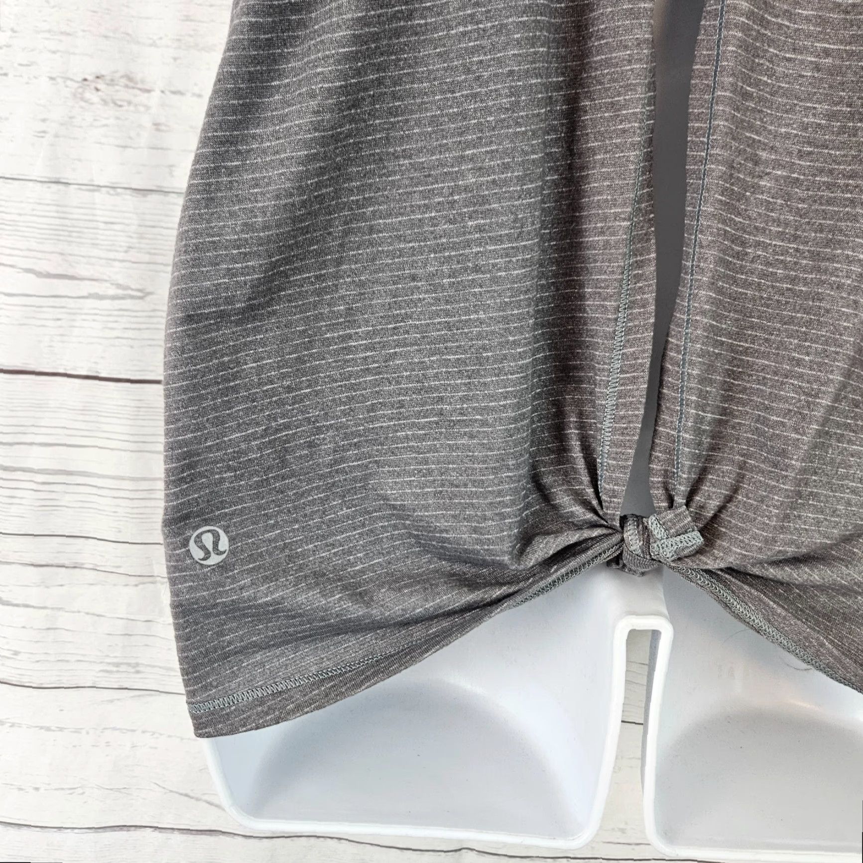 Lululemon Lululemon Womens Tank Top Clip In Sz 10 Gray Blue Split Back Shirt Sleeveless Activewear Womens Size L / US 10 / IT 46 - 4 Thumbnail