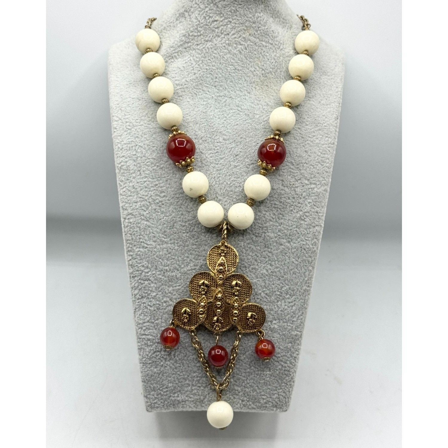 Vintage Vintage white and red beaded gold brutalist pendant necklace Size ONE SIZE - 1 Thumbnail
