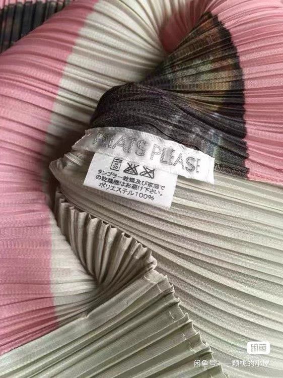 Issey Miyake Issey Miyake A pinkish-gray ice cream pleated top Size S / US 4 / IT 40 - 4 Thumbnail